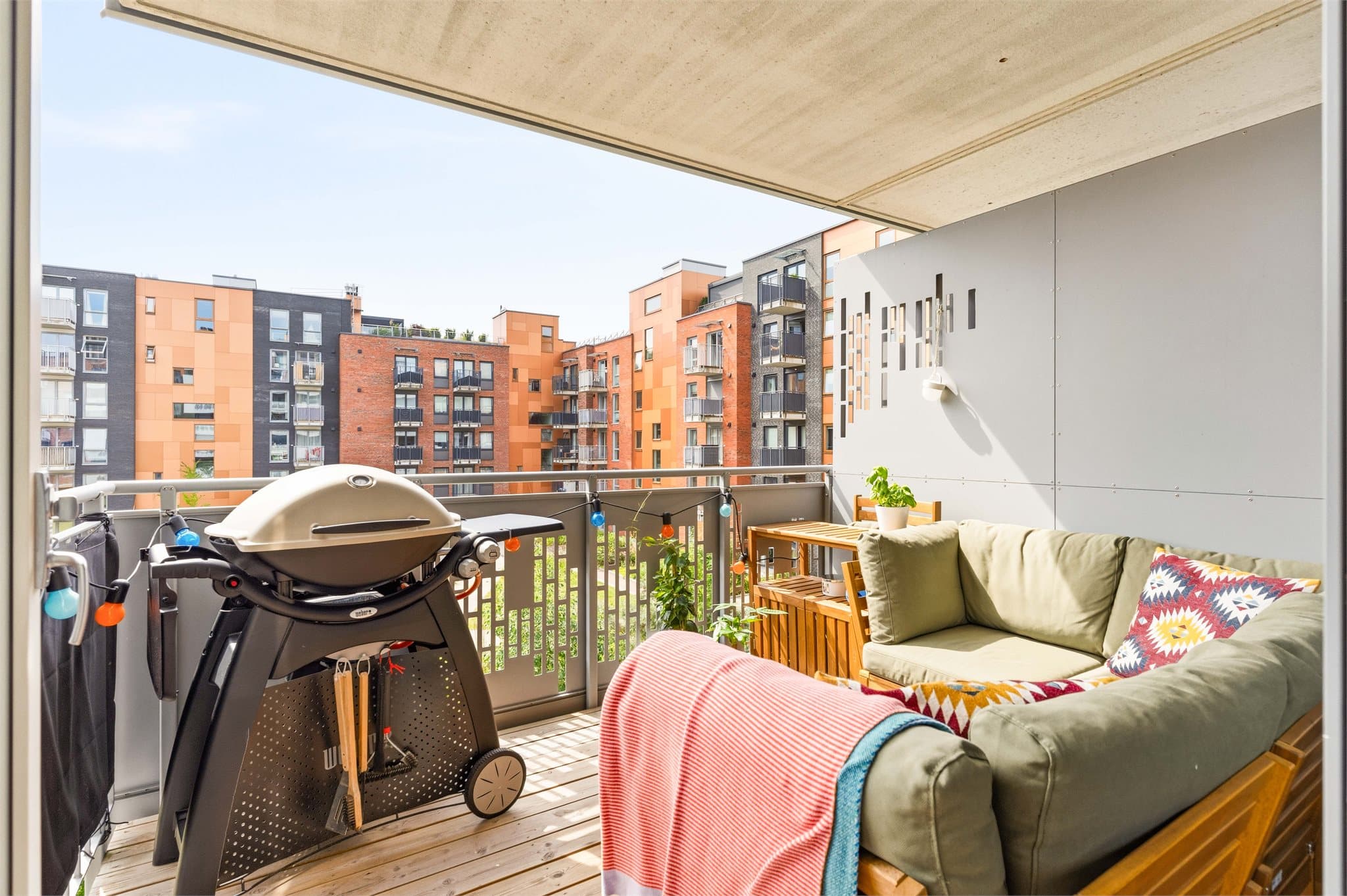 Fra stuen er det utgang til en sydvendt balkong på ca. 7 m².