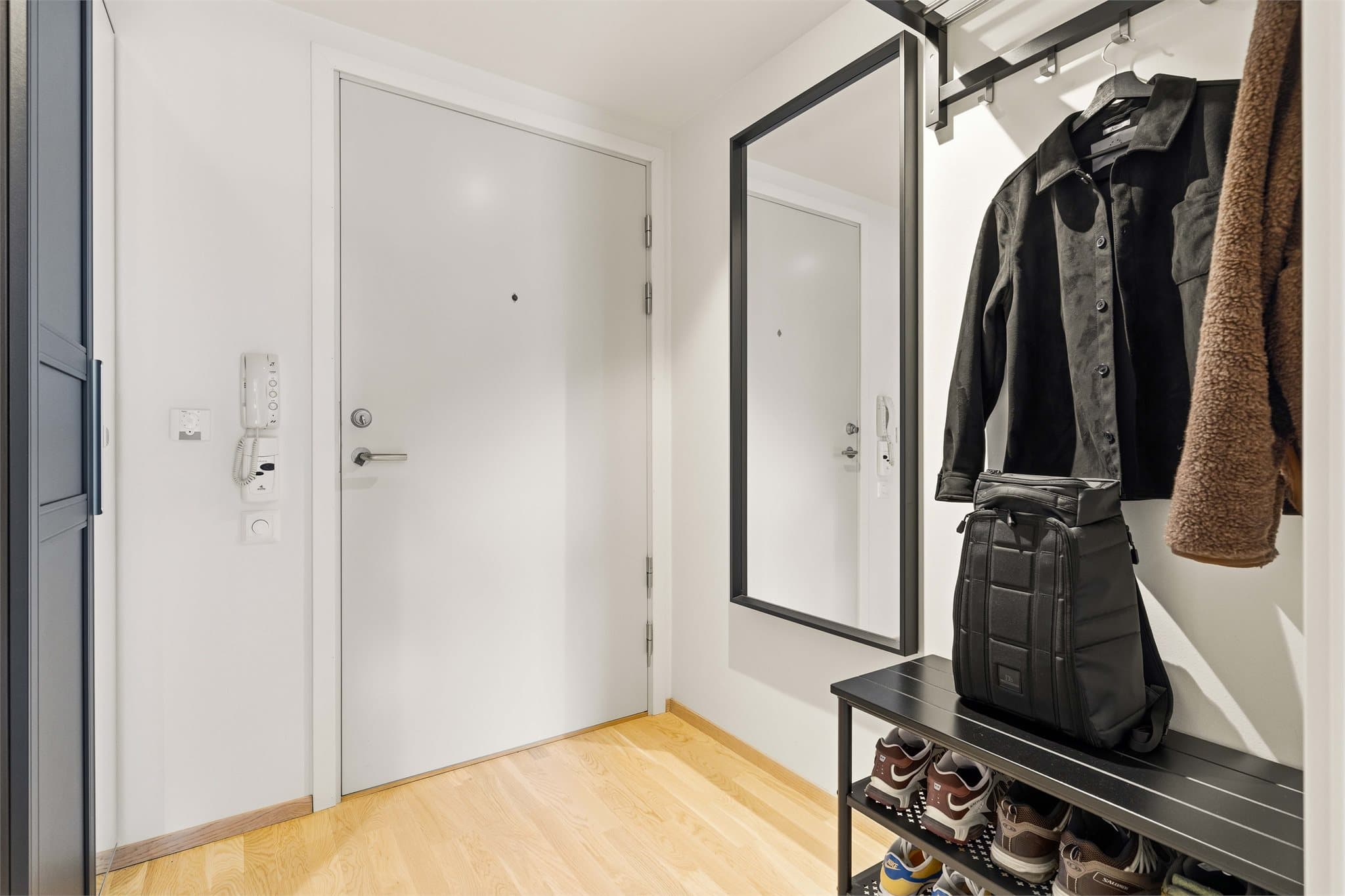 Innbydende entré med moderne materialvalg, praktiske oppbevaringsløsninger. Innfelte downlights sørger for god belysning. For mer oppbevaring disponerer leiligheten en ekstern sportsbod på ca. 3 m² i kjelleren.