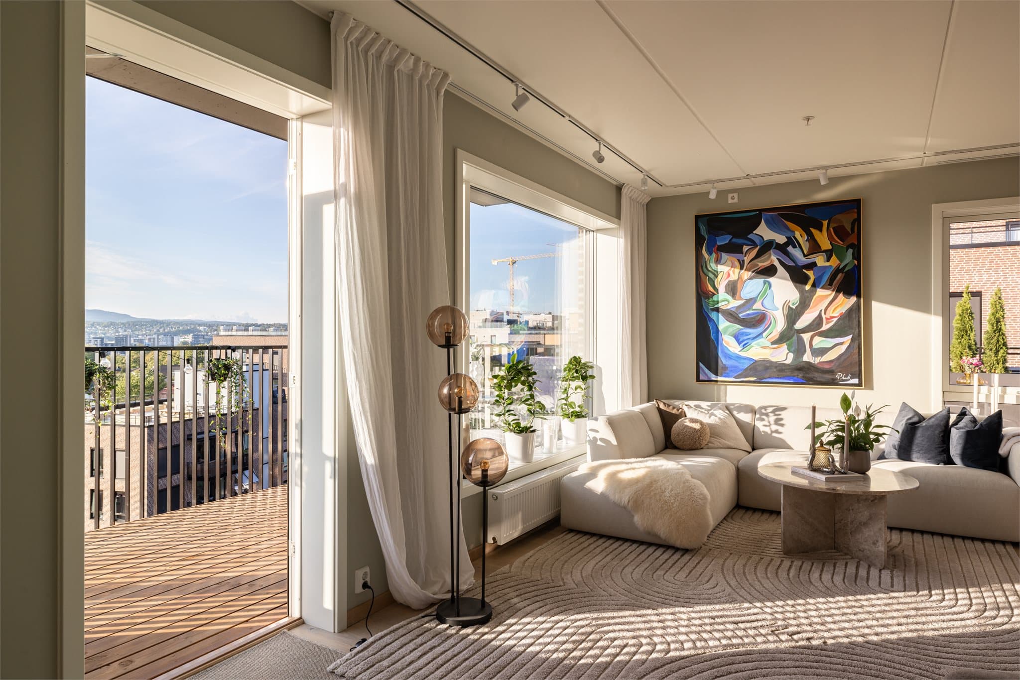 Fra stuen er det utgang til både leilighetens balkong og takterrasse.
