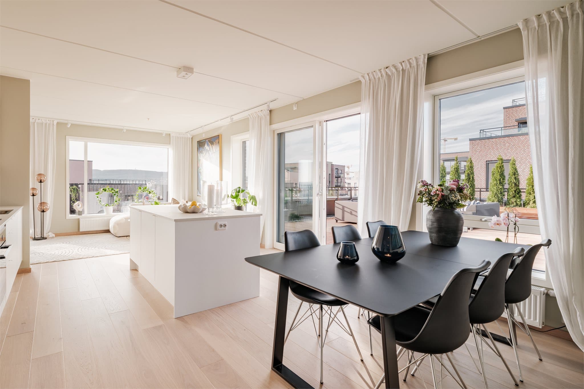 En innbydende spisebordsone som samler familie og venner til gode måltider.
