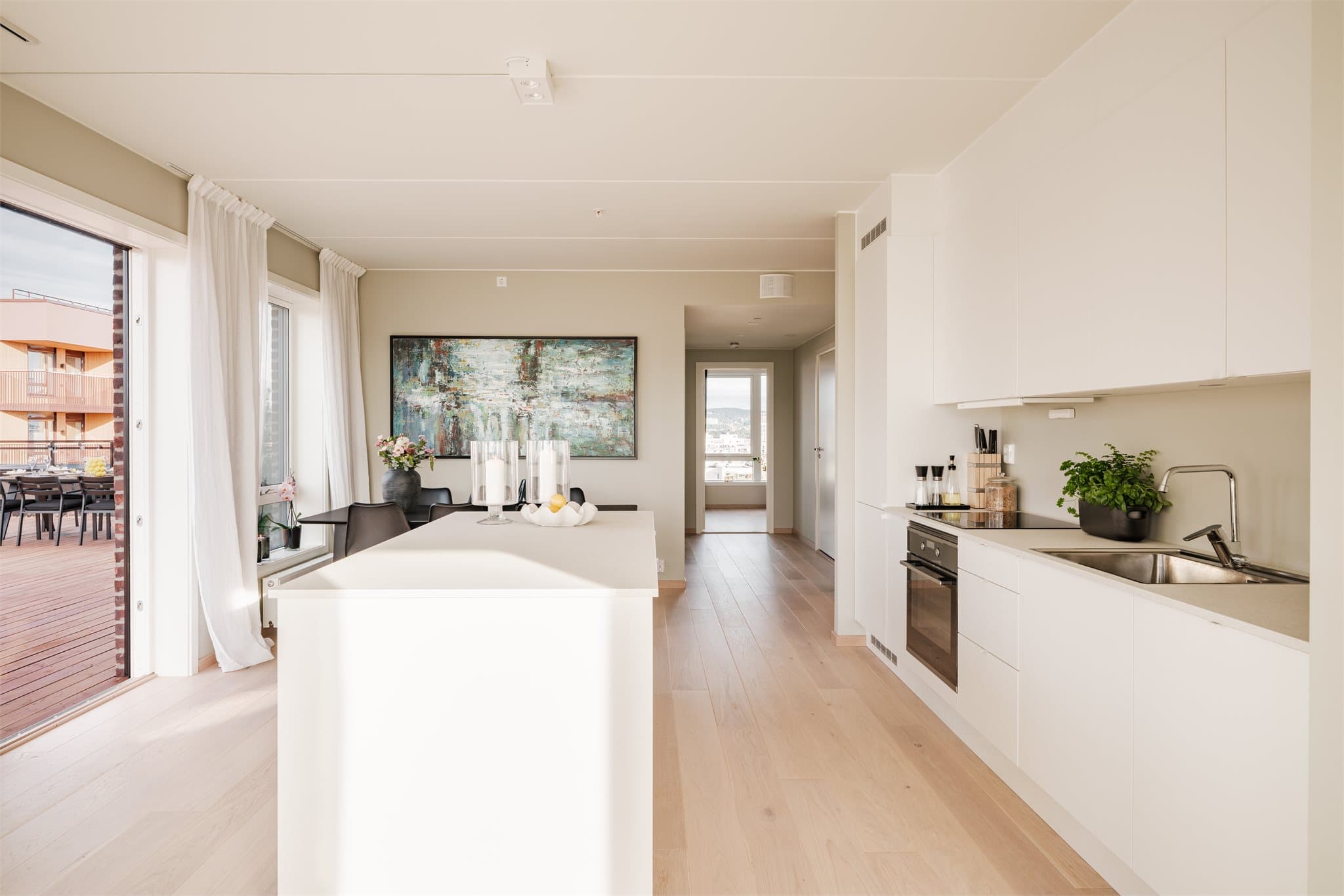 Kjøkkenet er fra Sigdal med glatte, folierte fronter og laminat benkeplate med nedfelt kum i rustfritt stål.