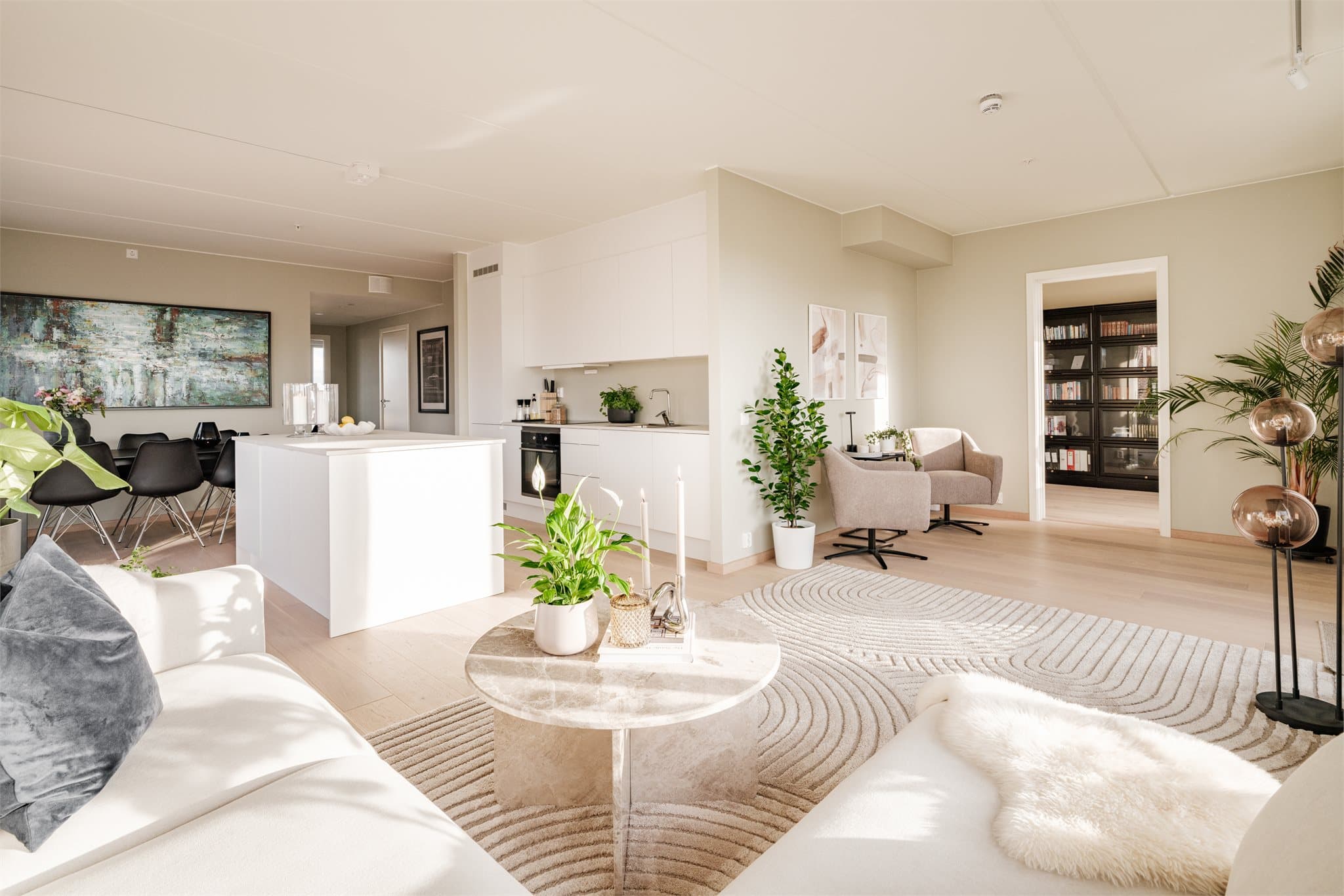 Leiligheten er basert på balansert ventilasjon med varmegjenvinning.