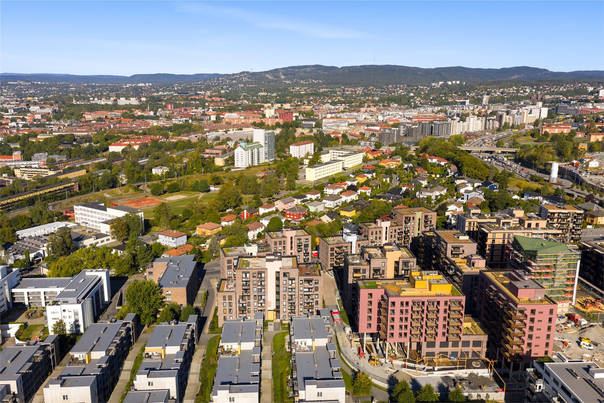 Løren Torg er et annet allsidig nærsenter med et variert utvalg av butikker og spisesteder, frisør, apotek, bokhandel og mer. Her finner du "alt" du trenger i hverdagen.