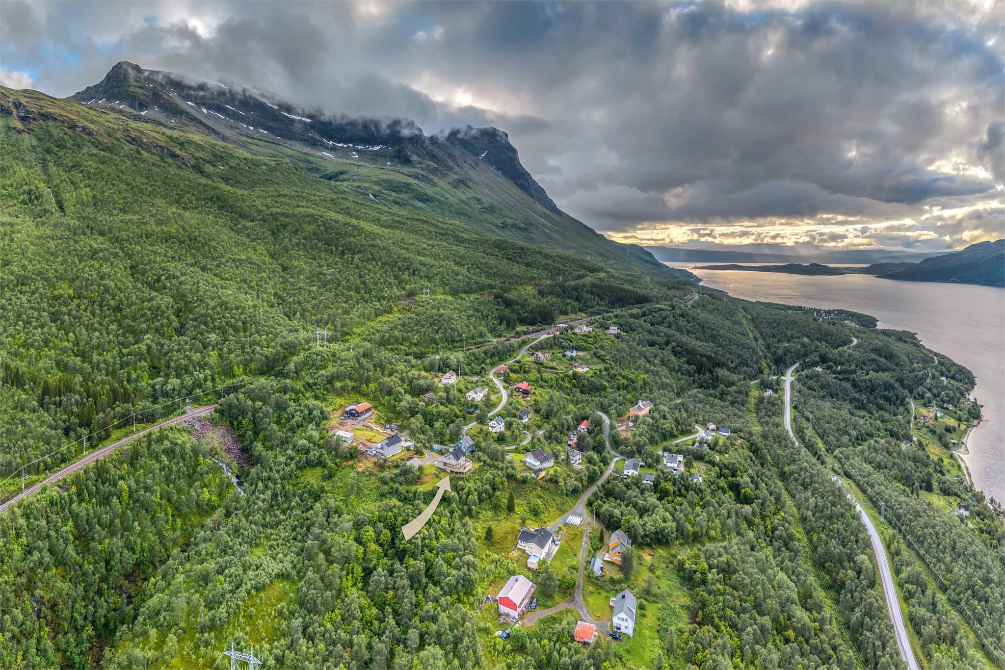 Eiendommen ligger i et etablert boligområde i Straumsnes.