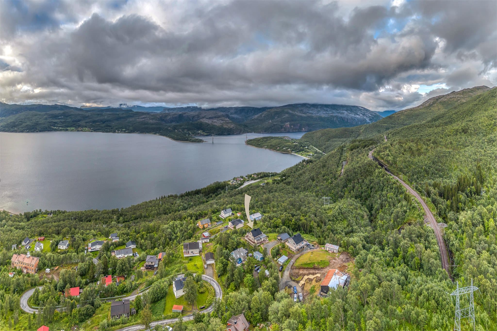 Kort vei til Rombak stasjon (6,5 km) og Narvik sentrum (ca. 12 km).