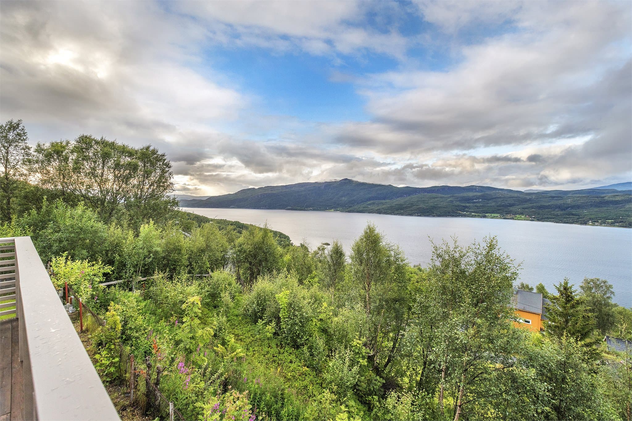 Utsikt over fjorden og de omkringliggende grøntområdene.