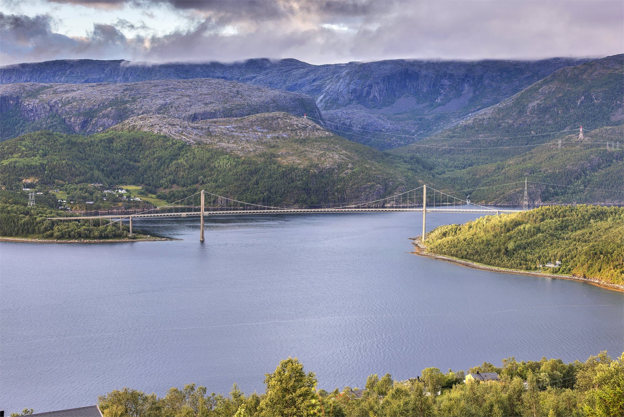 Den majestetiske broen er et landemerke i det vakre fjordlandskapet.