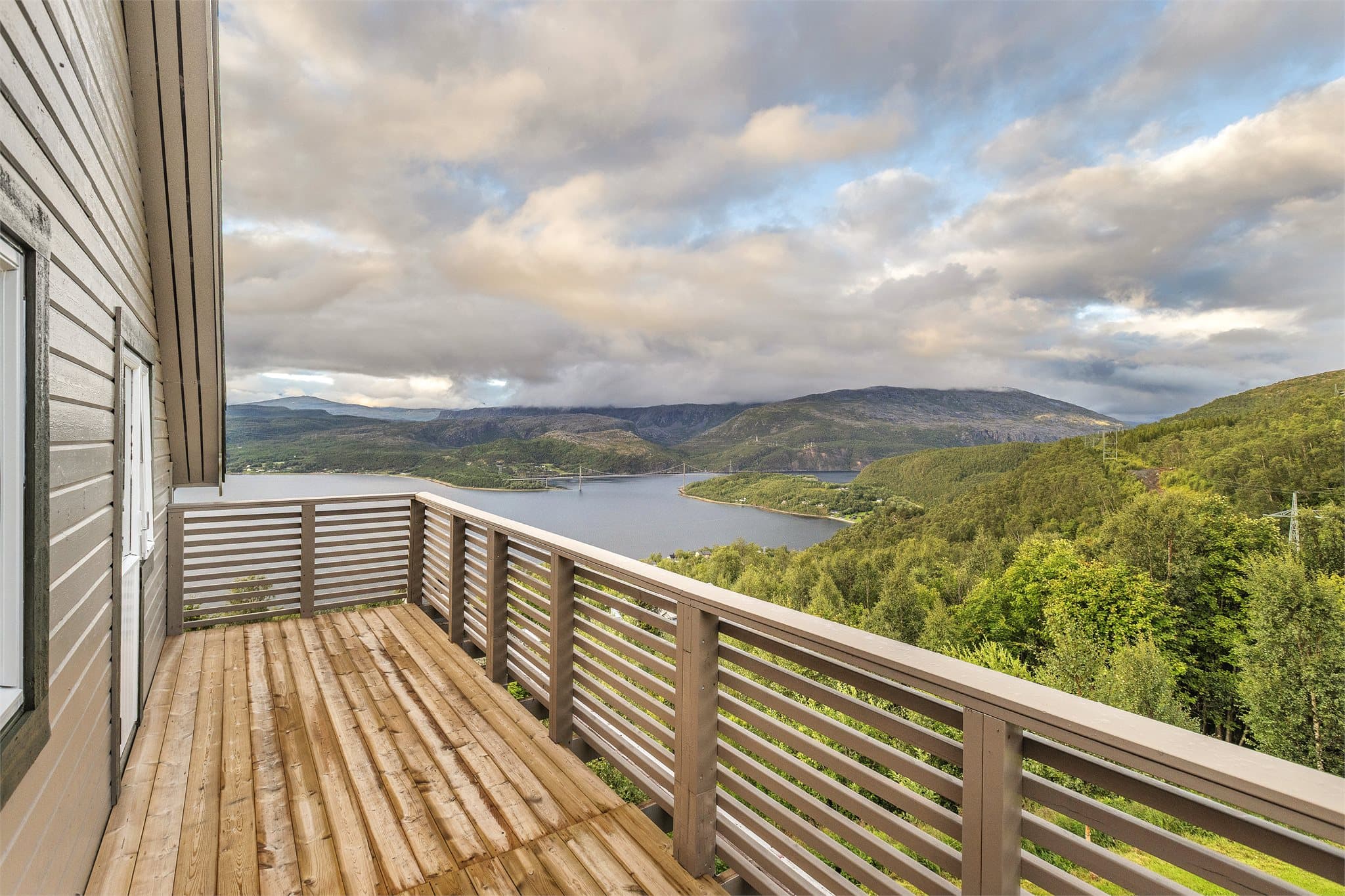 Herfra er det vidstrakt utsikt over fjorden og de omkringliggende fjellene.
