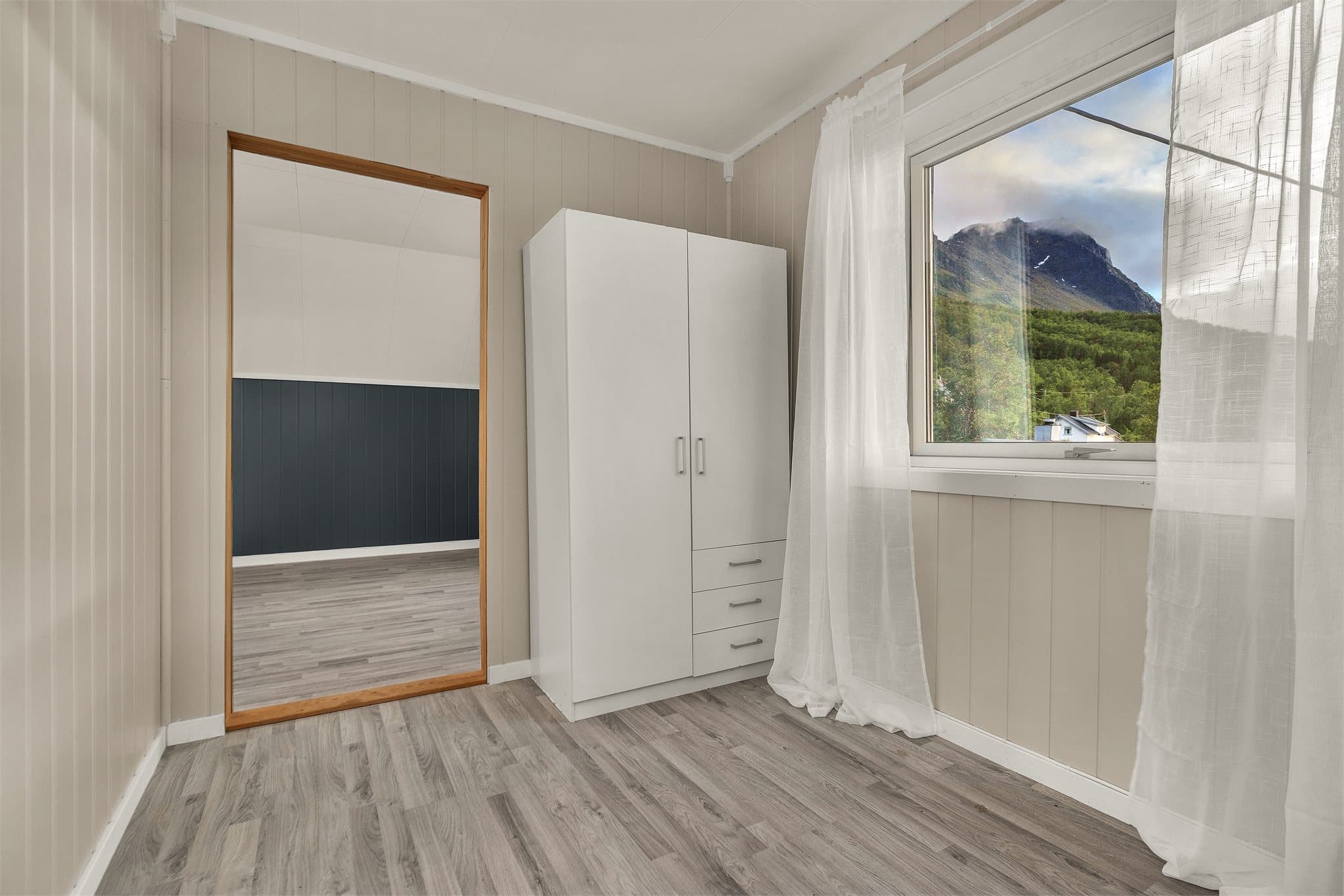 Soverom 4, vinduet gir godt med dagslys og utsikt mot fjellene.