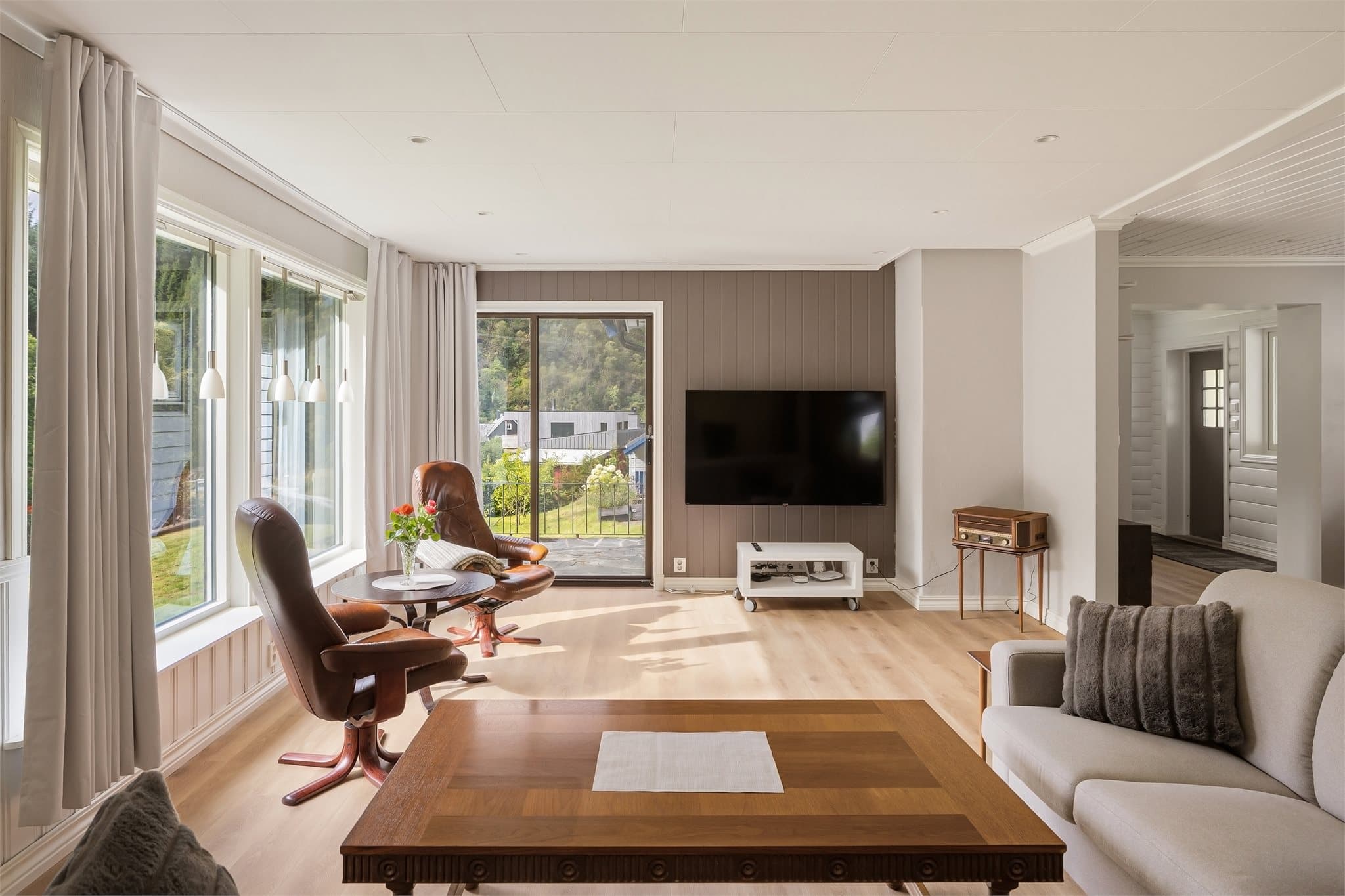 Boligen har et totalt BRA-i på 123m² og inneholder entré/gang, vaskerom, stue/kjøkken, bad, 2 soverom, trapperom og kjellerrom