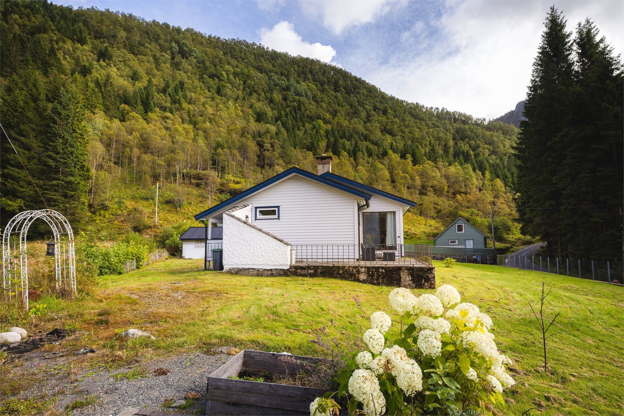 Hagen omringer huset og gir gode muligheter for videre opparbeidelse