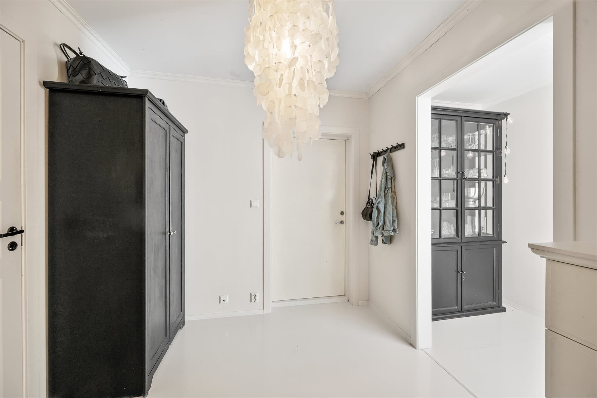 Entré med garderobeskap og god plass til ytterligere oppbevaringsmøbler gir en praktisk og funksjonell velkomst til boligen.