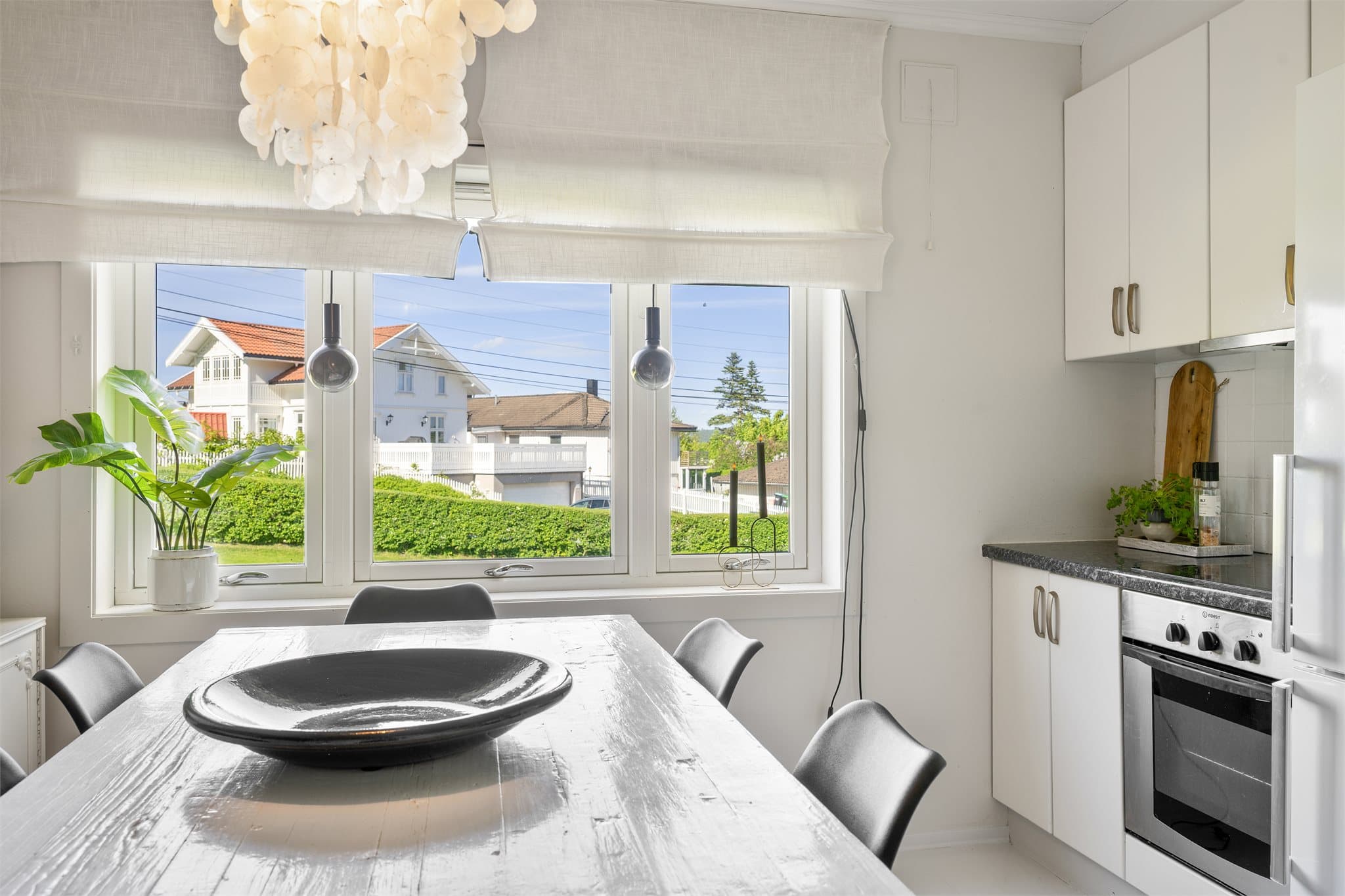 Her kan du nyte morgenkaffen ved vinduet og utsynet mot rolige, grønne omgivelser.