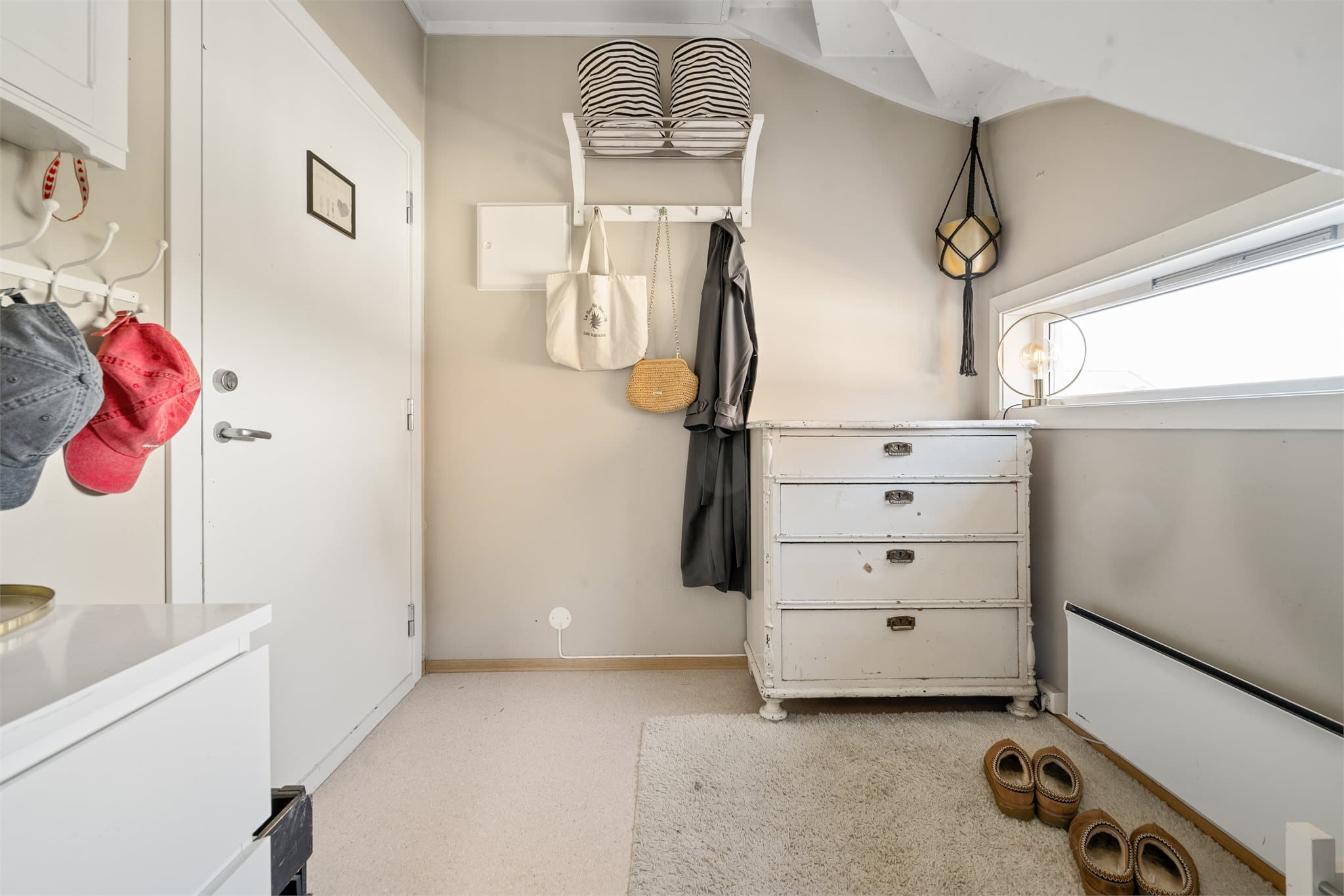 Velkommen inn! Leiligheten har felles inngangsparti med leiligheten over, men disponerer plass under trappen og areal utenfor leilighetsdøren.