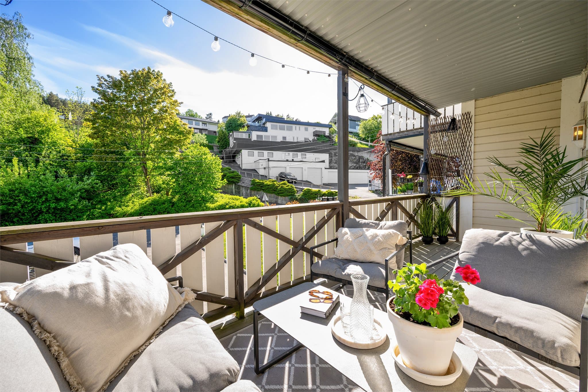Stor, overbygget balkong med gode solforhold og hyggelig utsyn. Her er det rikelig med plass til sittegruppe, grill og grønne innslag – perfekt for både avslappende hverdager og sosiale sammenkomster.