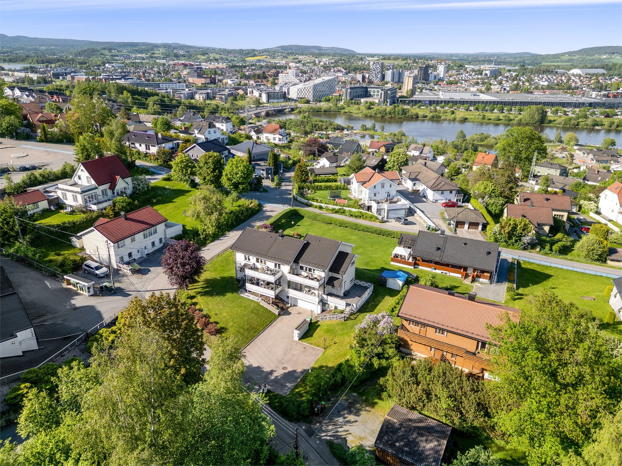 Her bor du i et stille og etablert boligområde med kort og trygg skolevei til populære Rud skole.