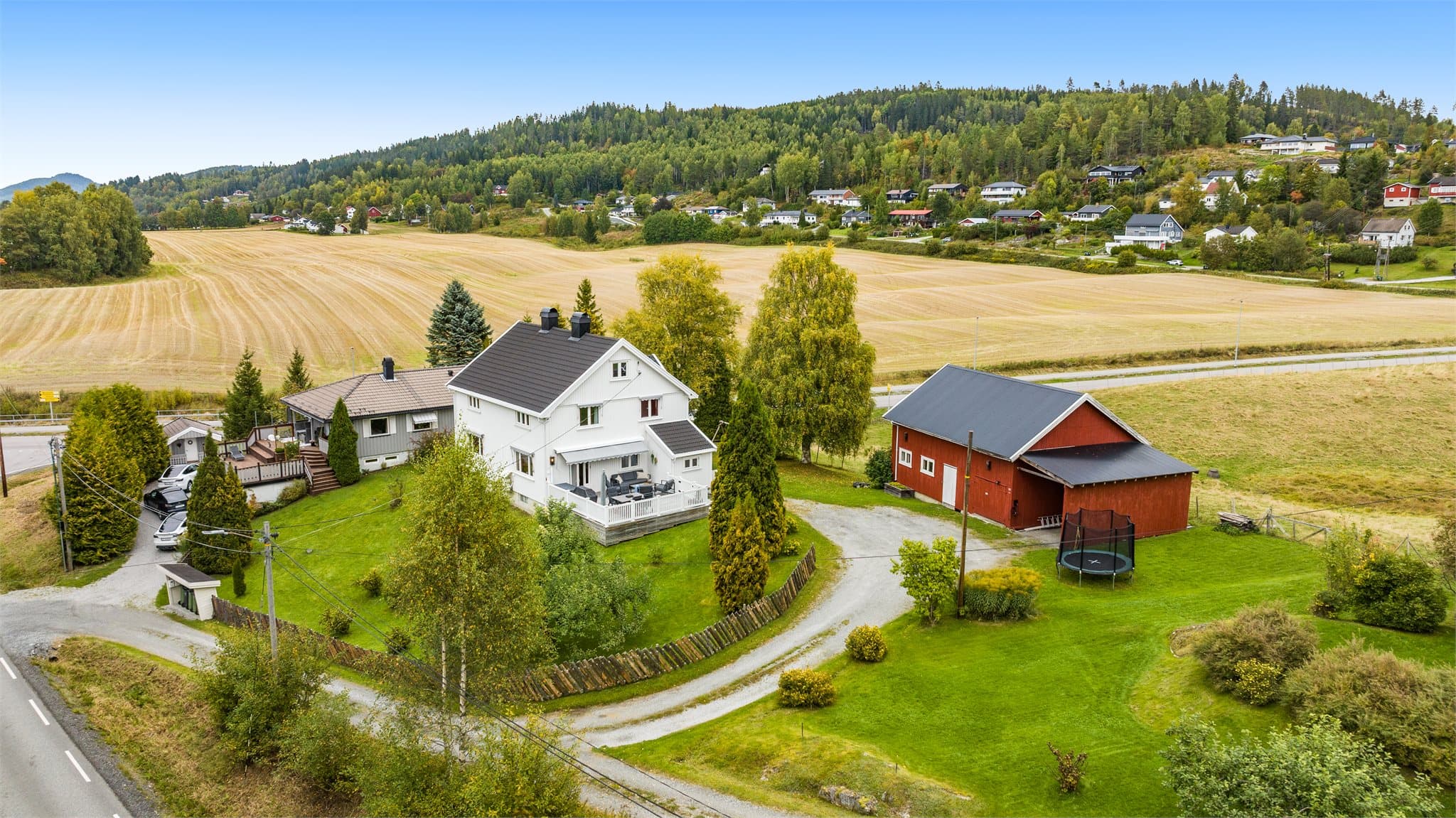 Her får du en romslig eiendom med god avstand mellom boligen og de omkringliggende arealene.