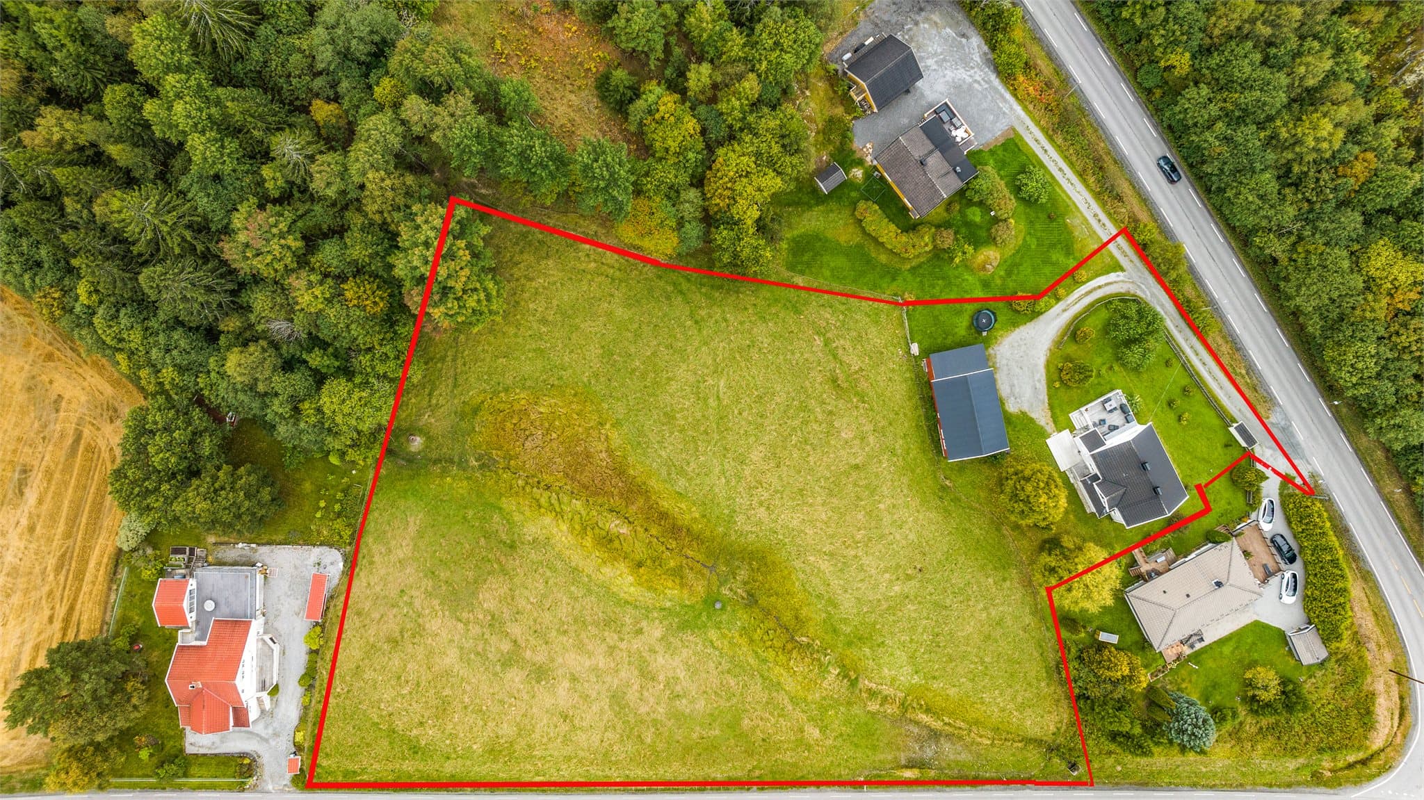 Stor tomt på hele 8 481 m² med god plass rundt boligen. (tomtelinjer, avvik kan forekomme)