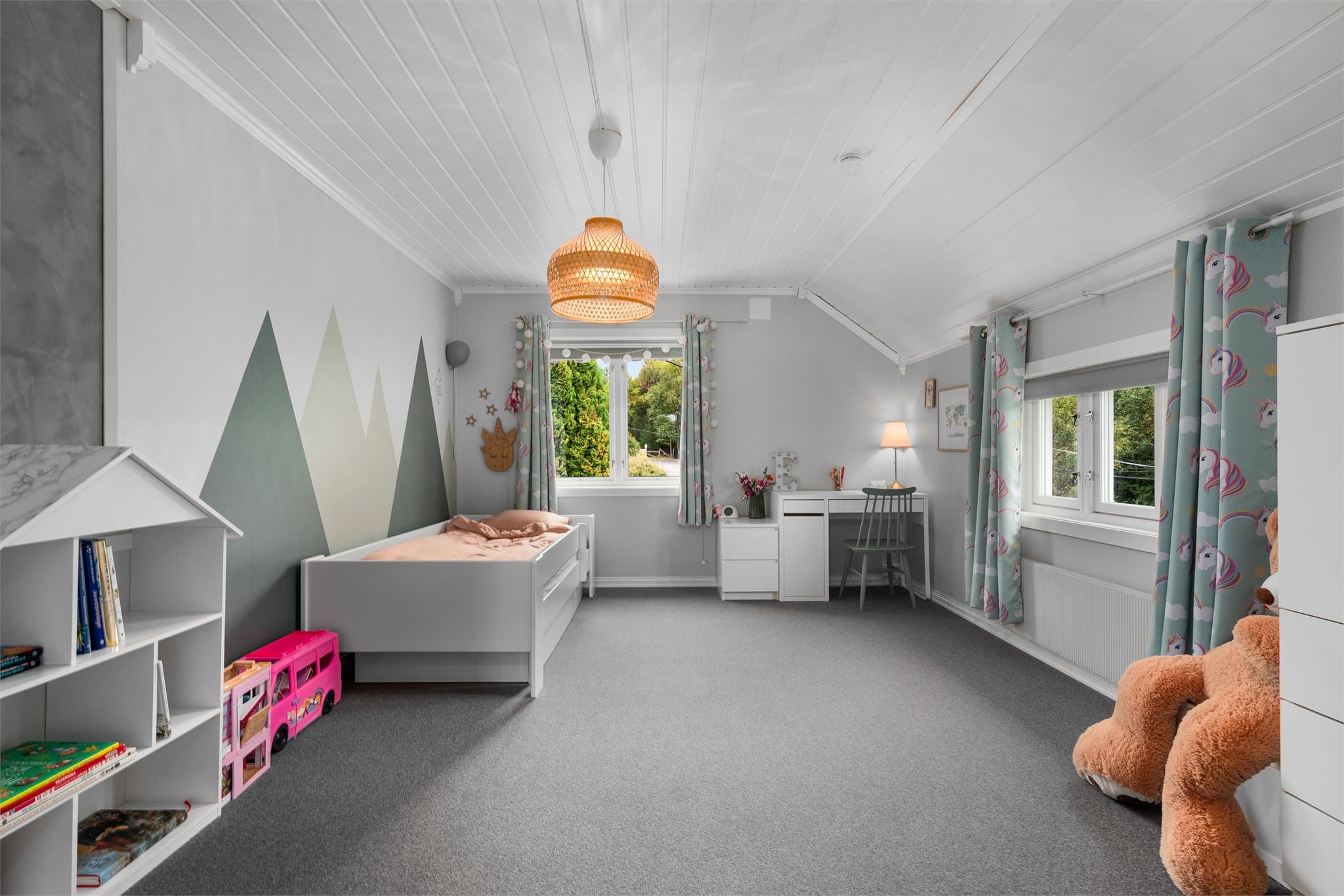 Trivelig soverom med plass til både seng og oppbevaringsmøbler.