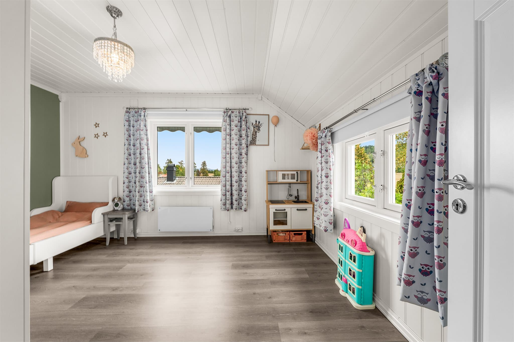 Soverom med gode muligheter for individuell innredning.