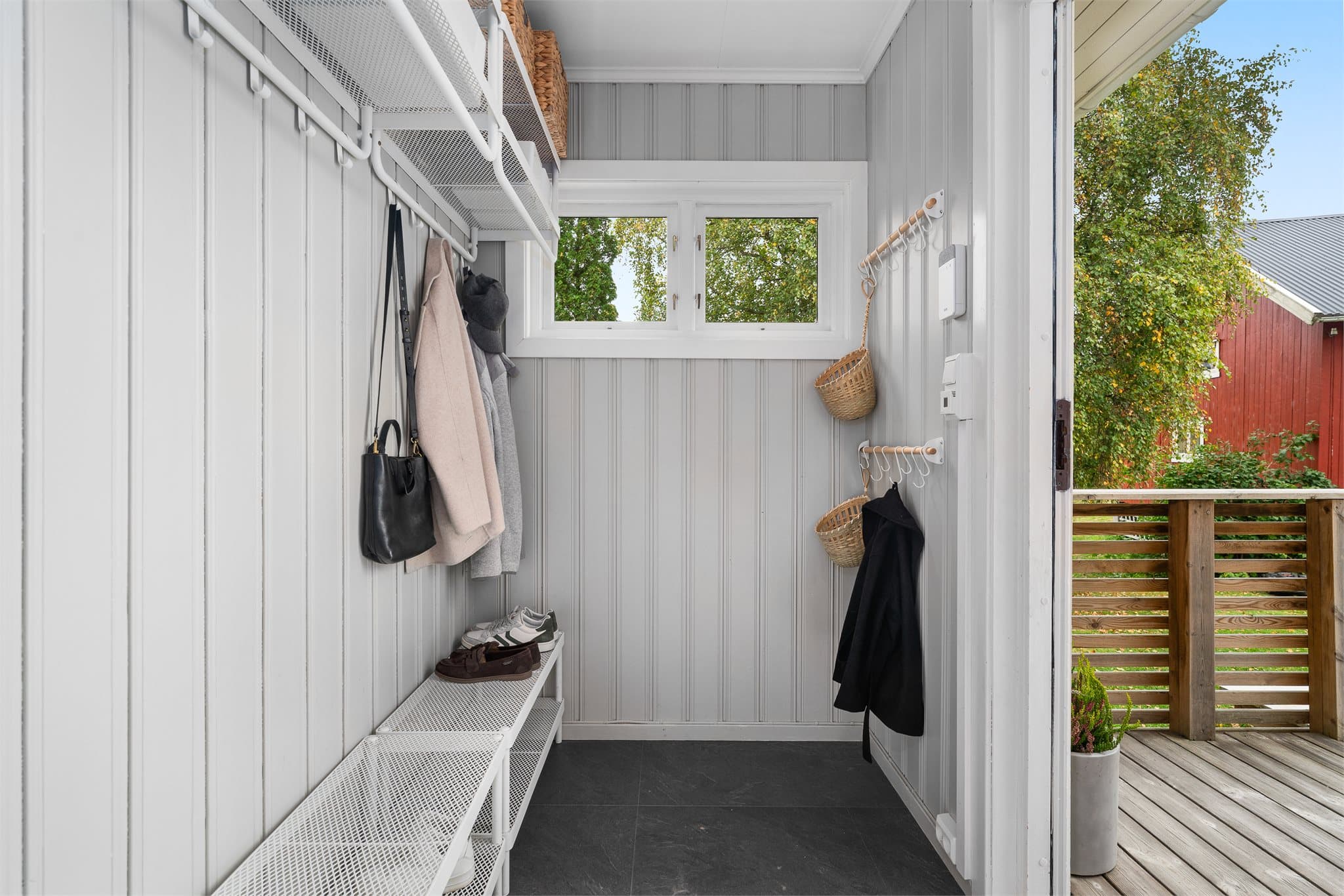 Velkommen inn! Inngangspartiet rammes inn av en hyggelig terrasseplatting.