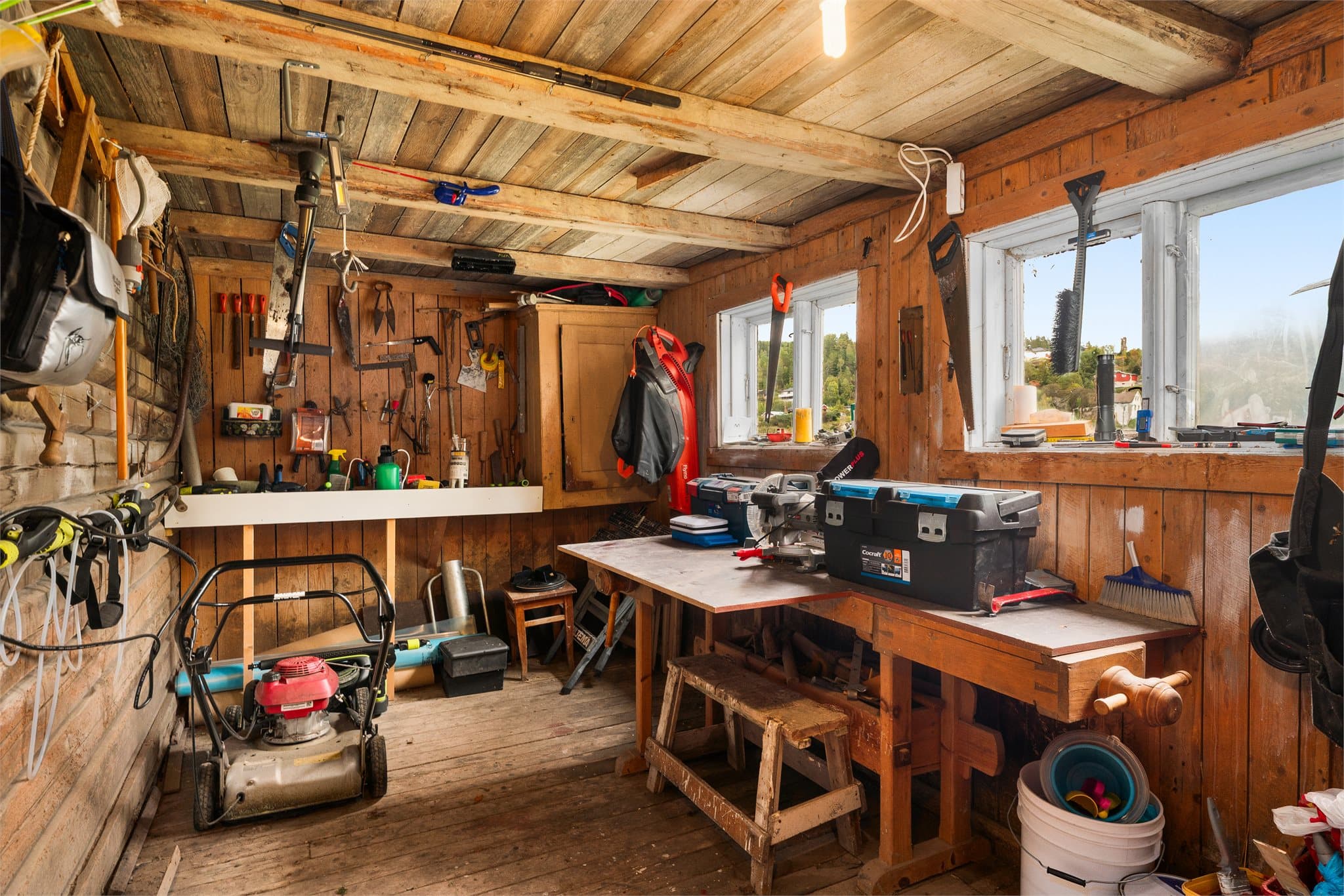 Stor låve på ca. 108 m² med flere praktiske arealer.