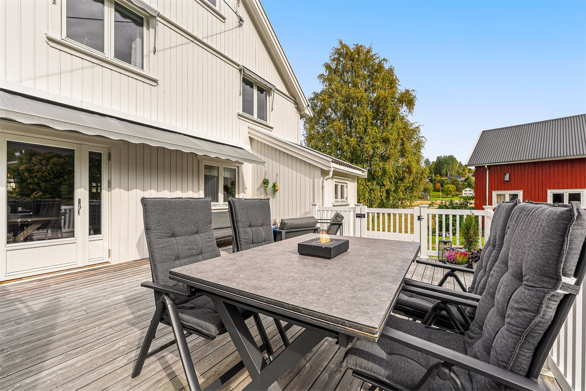Stor terrasse på ca. 31 m² med direkte adkomst fra spisestuen, perfekt til varme sommerdager!