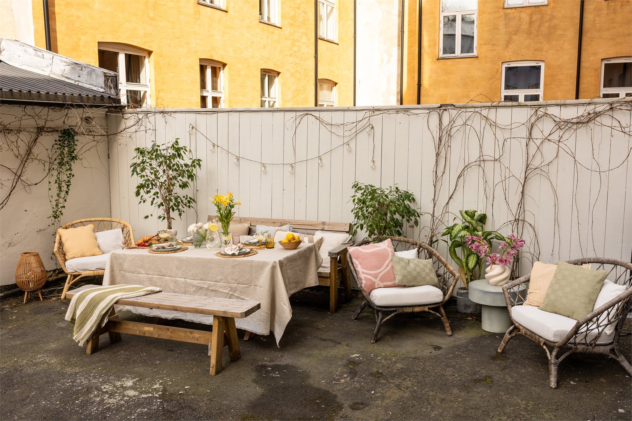 Her har du tilgang til sameiets lukkede bakgård hvor du kan invitere til hyggelige sammenkomster om sommeren.