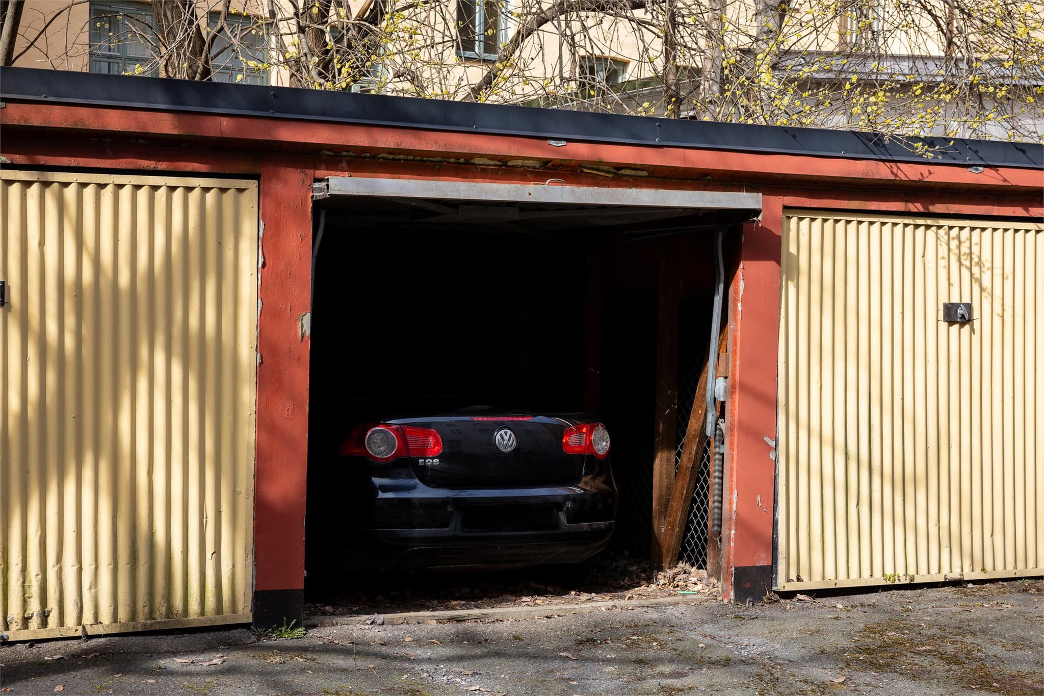 Det medfølger en egen garasjeplass på ca. 8 m² i en frittstående garasjerekke.