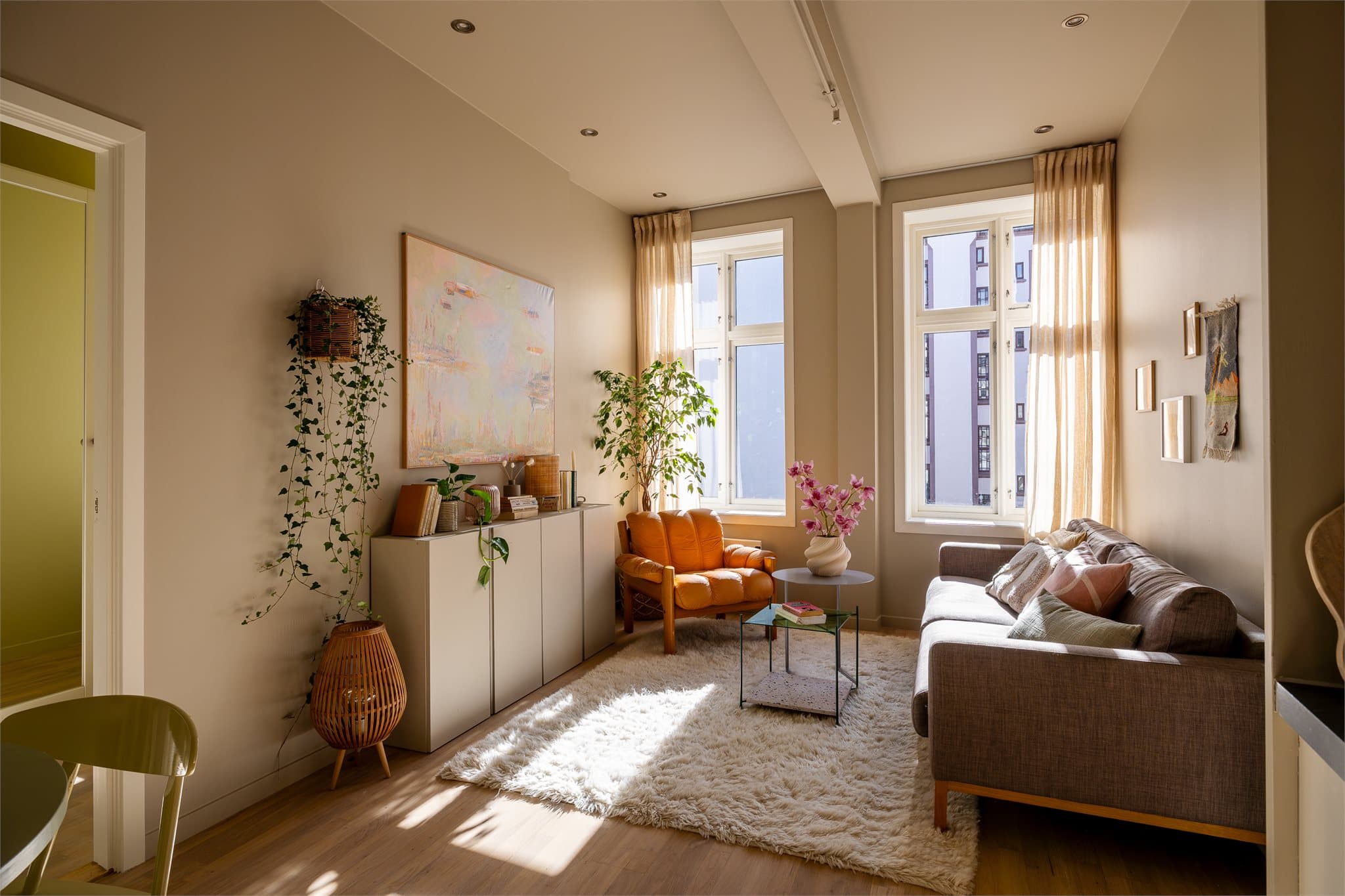 Det er montert downlights i taket som gir en lun og hyggelig atmosfære under morgen- og kveldstellet.