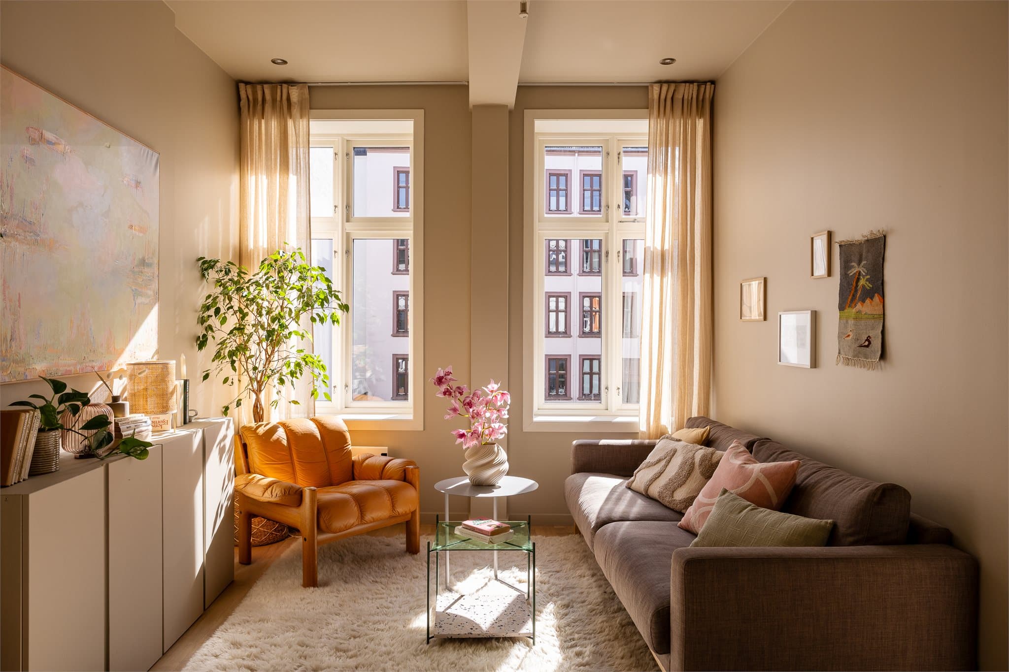 Boligen ble i 2024 malt opp i delikate farger, både på veggflater, i tak og listverk.