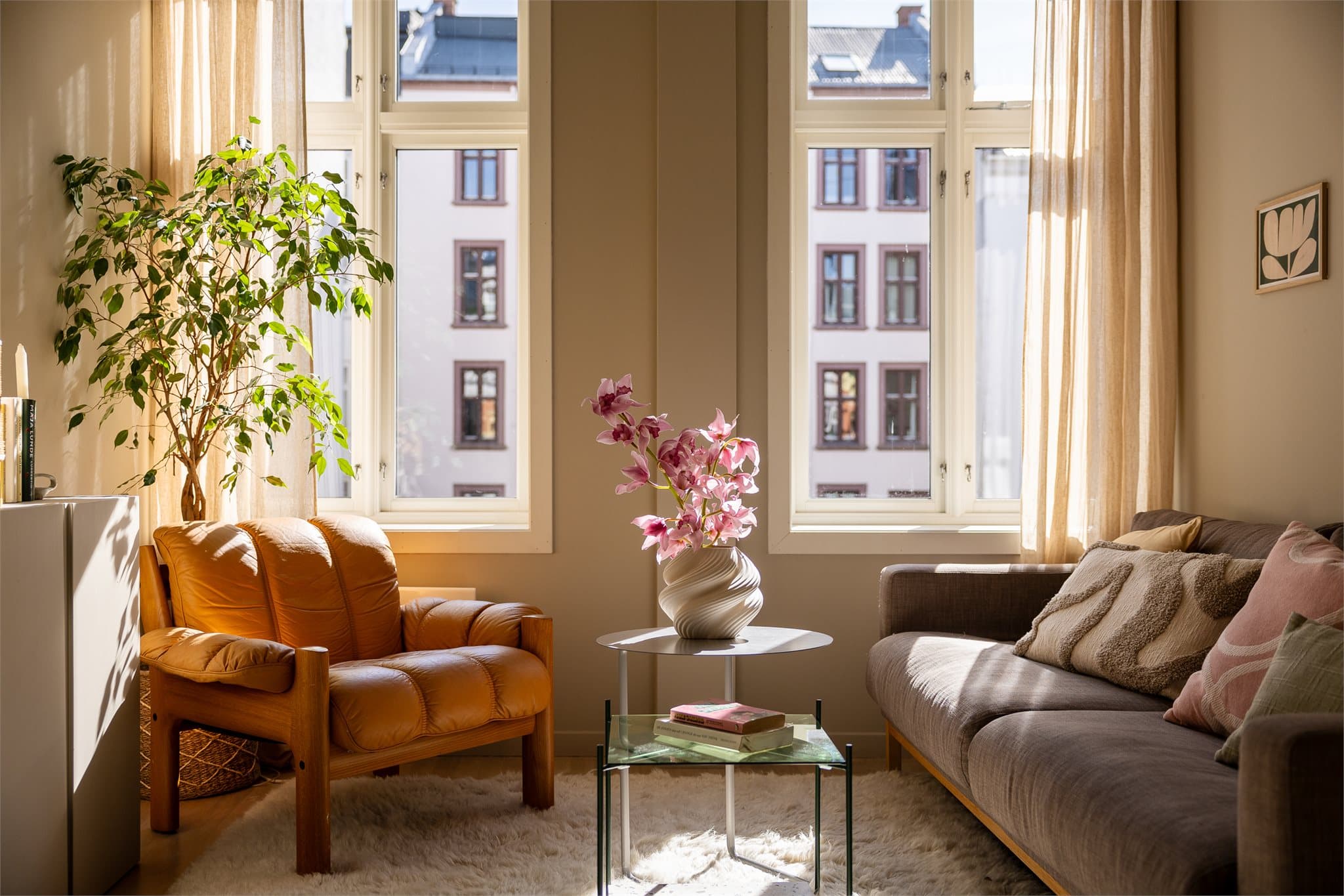 Det er godt med lysinnslipp fra store vindusflater på begge sider av boligen.