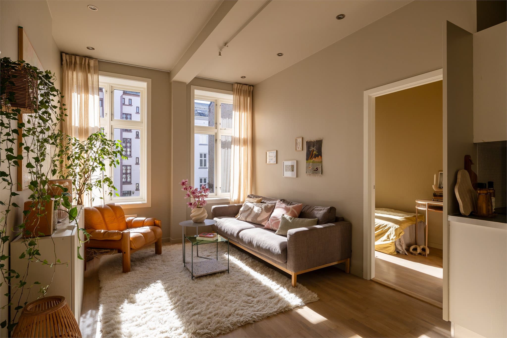 Det er gjennomgående parkett på gulv som ble slipt og oljet i februar 2024.