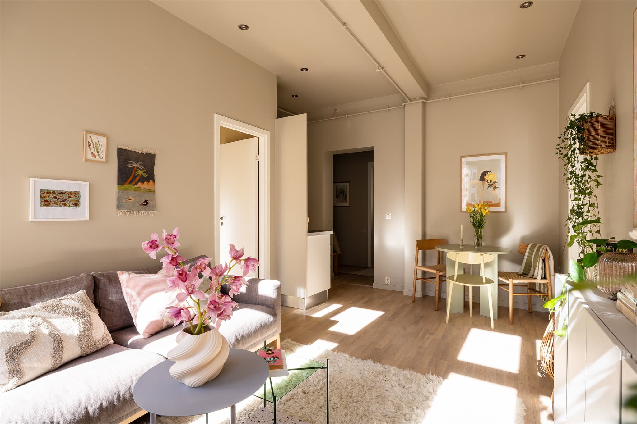 En rålekker 4-roms med god og gjennomgående planløsning samt egen garasje til bilen.