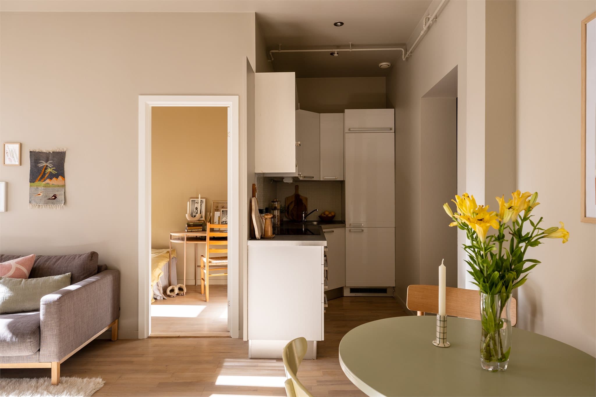 Boligen har åpen stue- og kjøkkenløsning, men det føles likevel separat siden kjøkkenet er trukket inn i egen nisje.