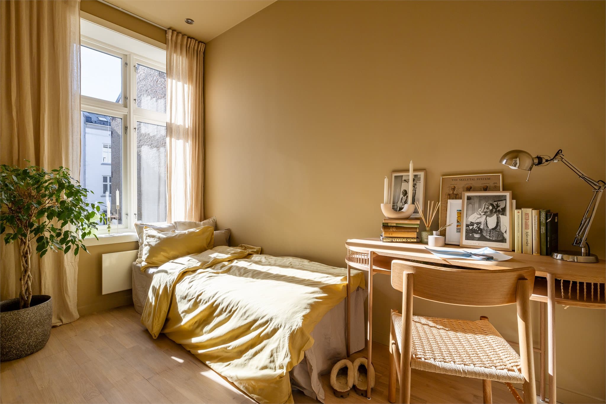 Soverom 2 er også romslig med god plass til ønsket seng, skap og/eller kontorløsning.