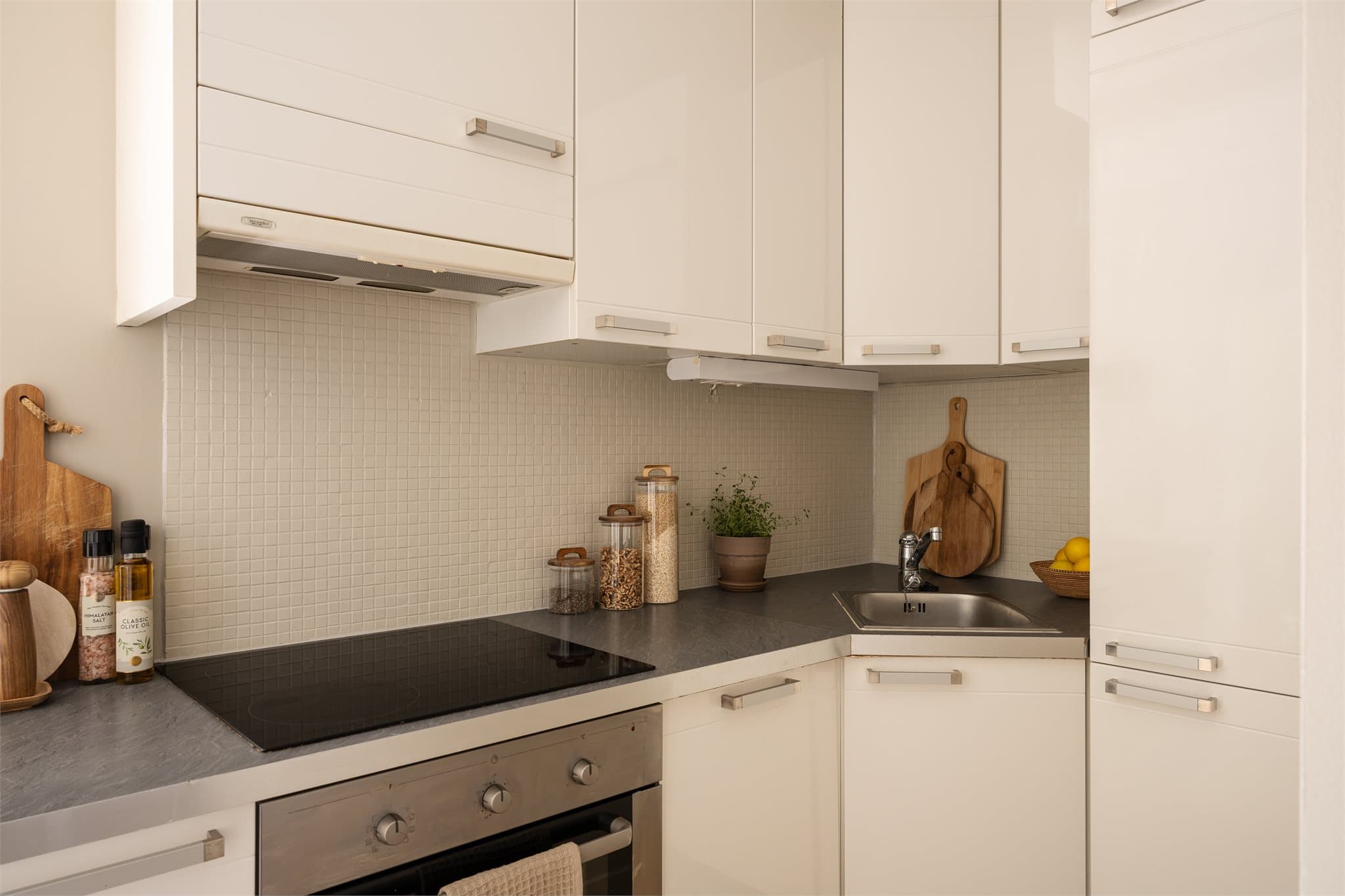 Kjøkkenet er utstyrt med induksjonstopp fra 2017, smal oppvaskmaskin og integrert kjøl/frys.