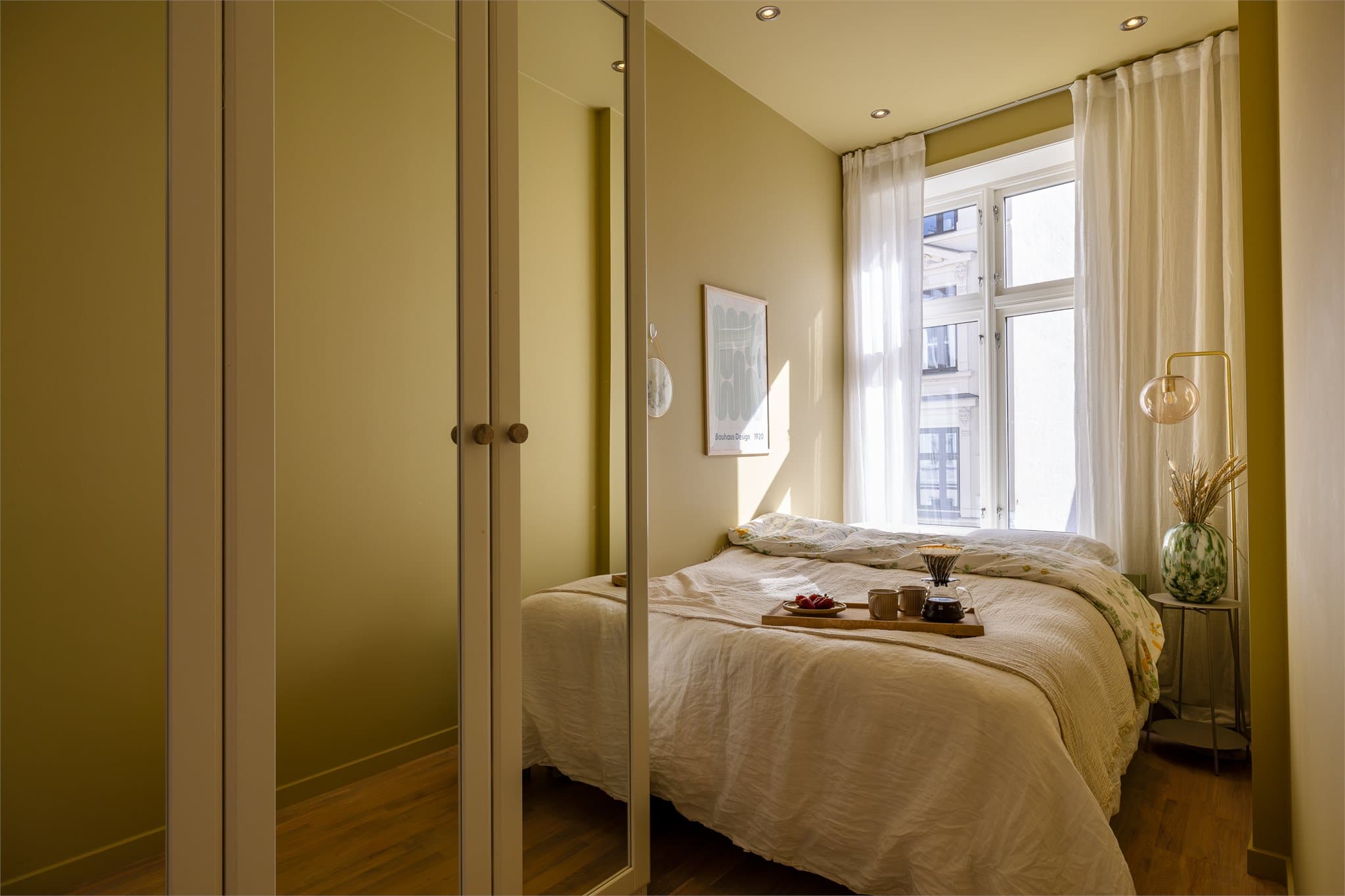 Boligen har tre gode soverom, det ene soverommet har god plass til dobbeltseng og stort garderobeskap som medfølger salget.