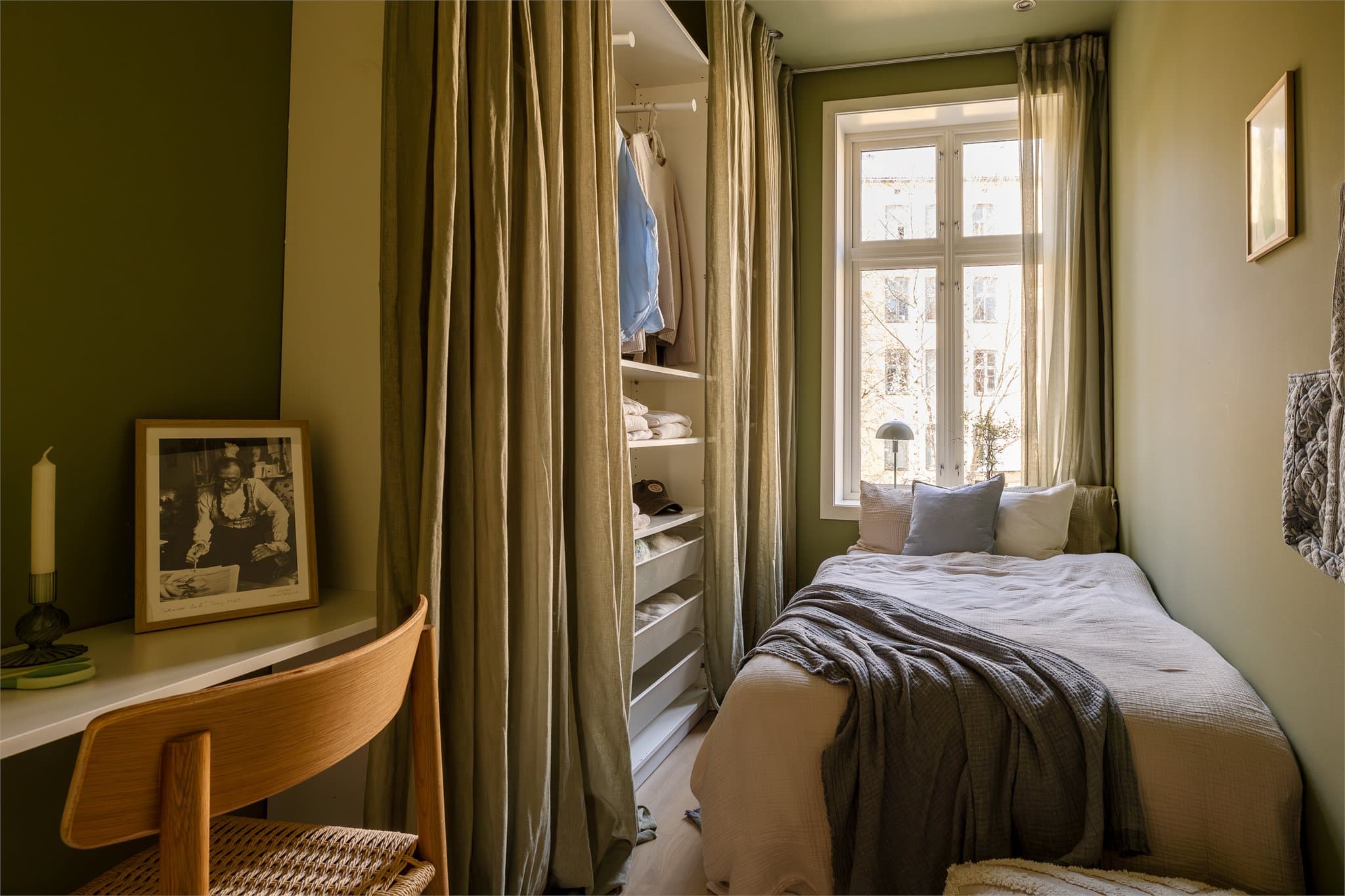 Det tredje soverommet har også god plass til en 1.20 seng i kombinasjon med skapinnredningen som står der fra før av.