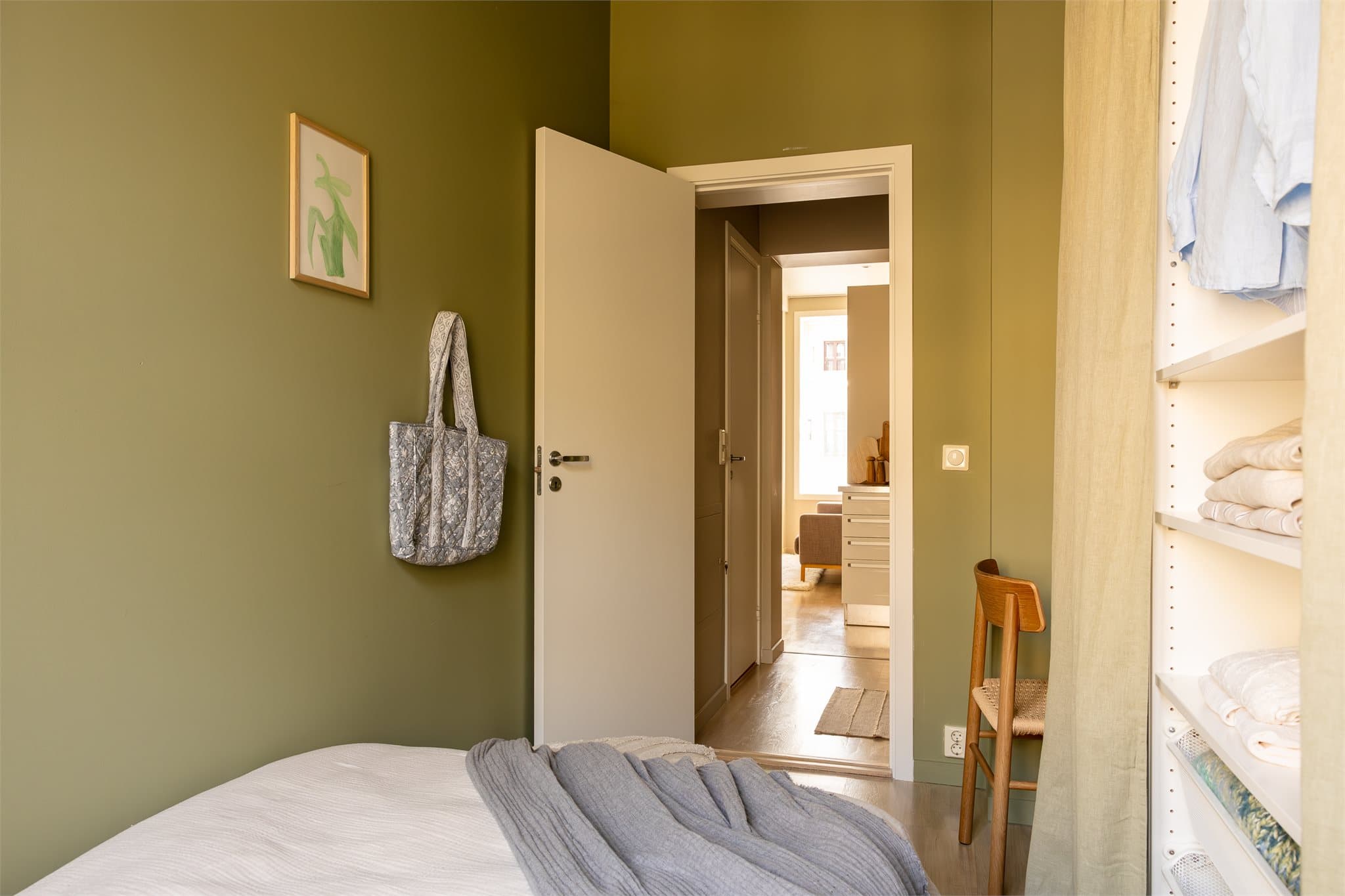 Her er det også plassbygget kontorhjørne inne på rommet.