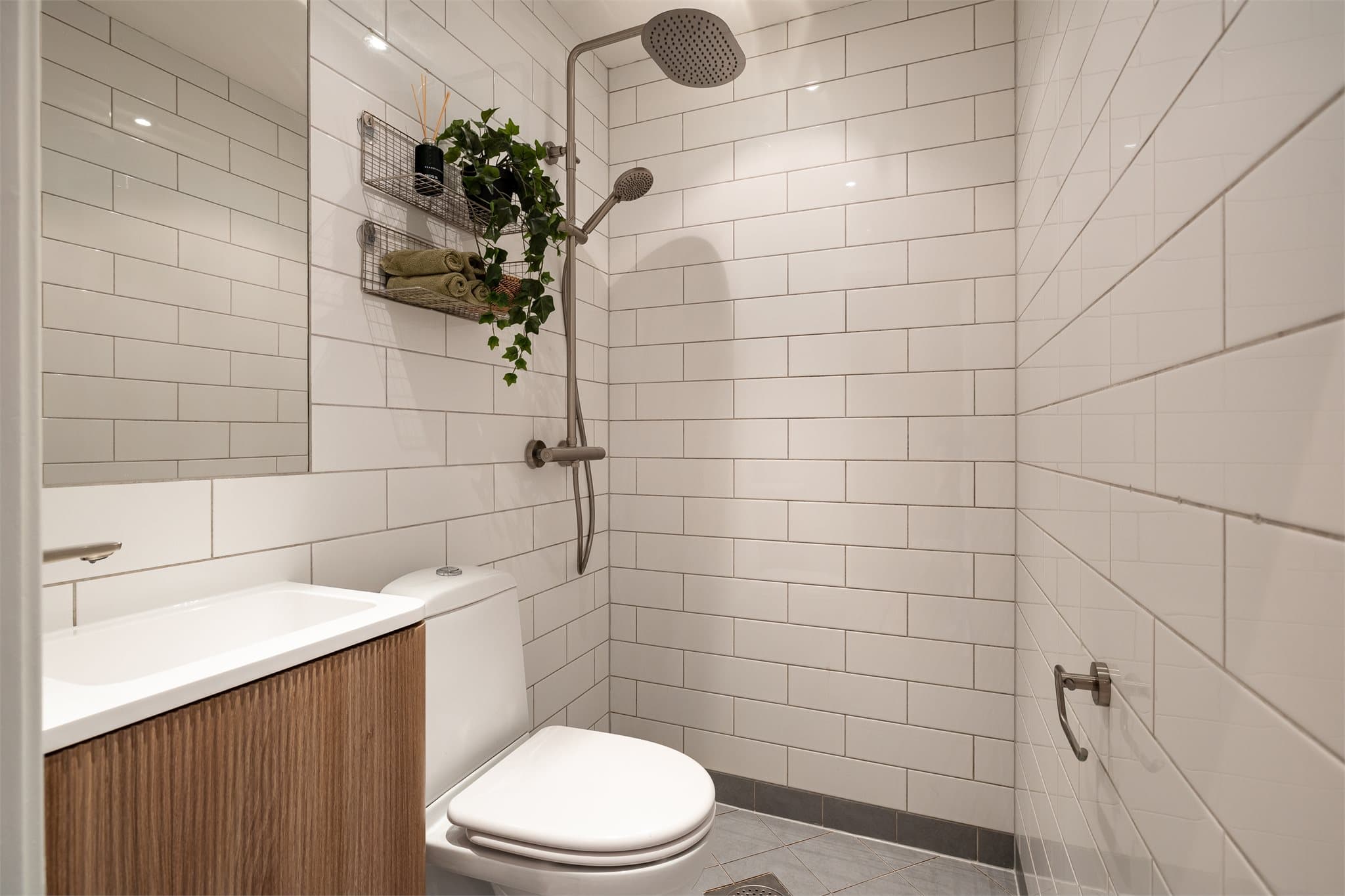 Flislagt bad med gulvvarme og downlights som gir en behagelig atmosfære under morgen- og kveldstellet.