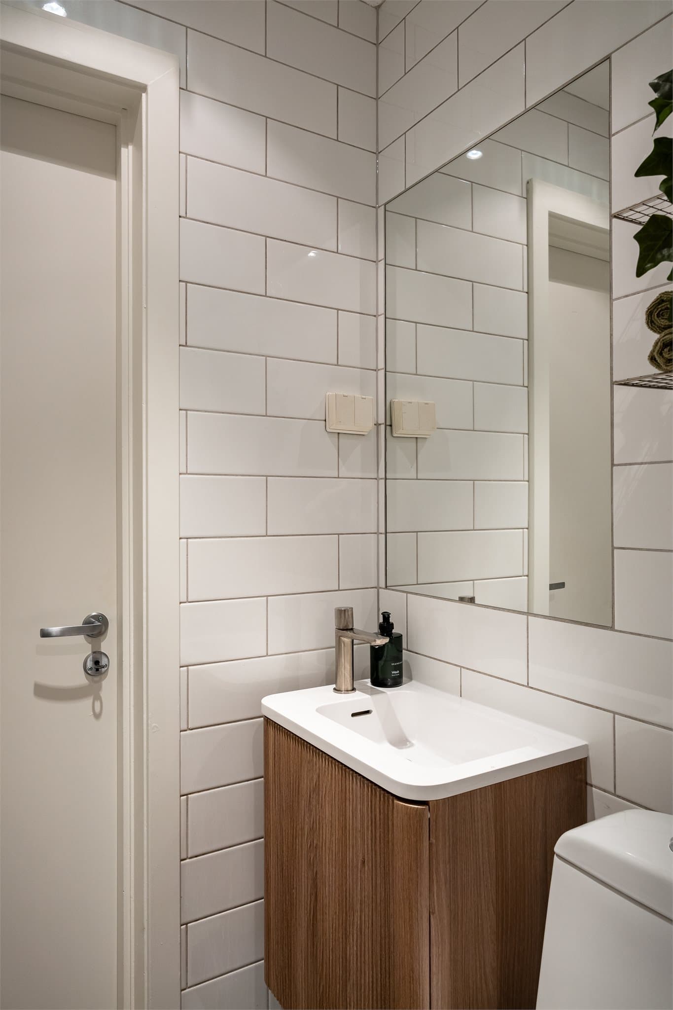 Badet har ny servant med skap, dusjgarnityr med regnfallsdusj og blandebatterier fra 2025.