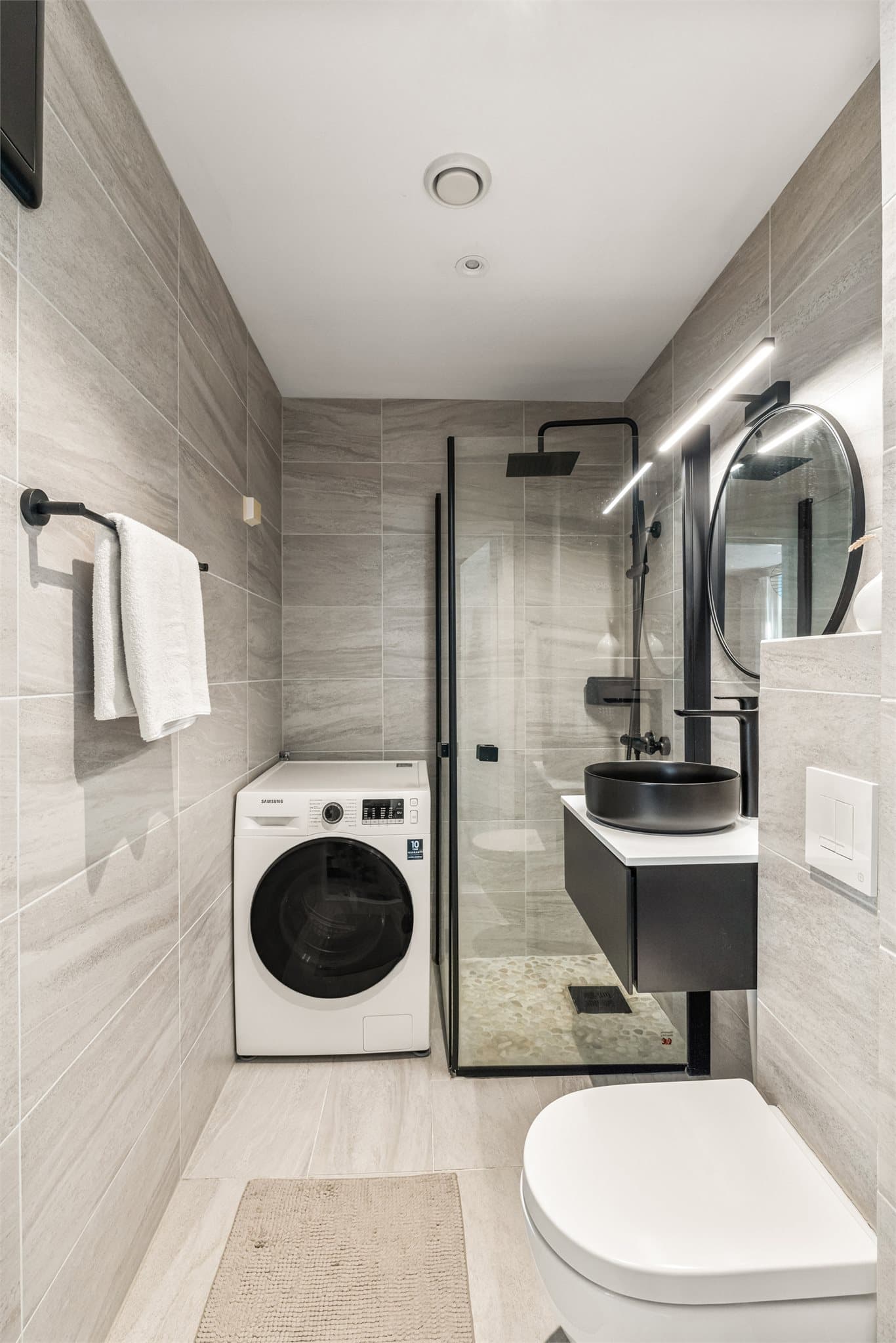 Badet ble modernisert i 2021 og holder en gjennomgående høy standard med tidsriktige material- og fargevalg.