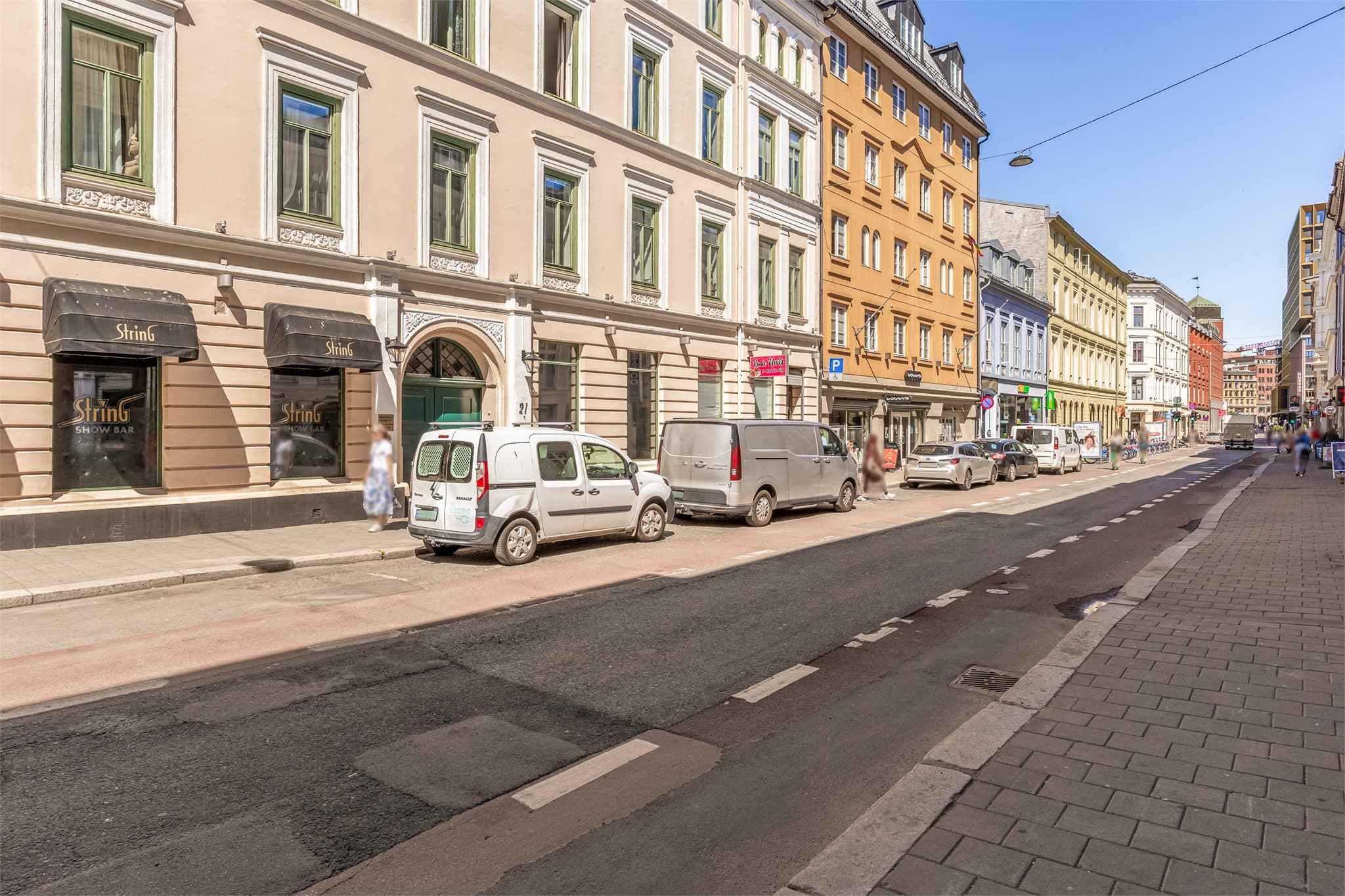 Gaten har redusert biltrafikk og er tilrettelagt for et behagelig bymiljø.