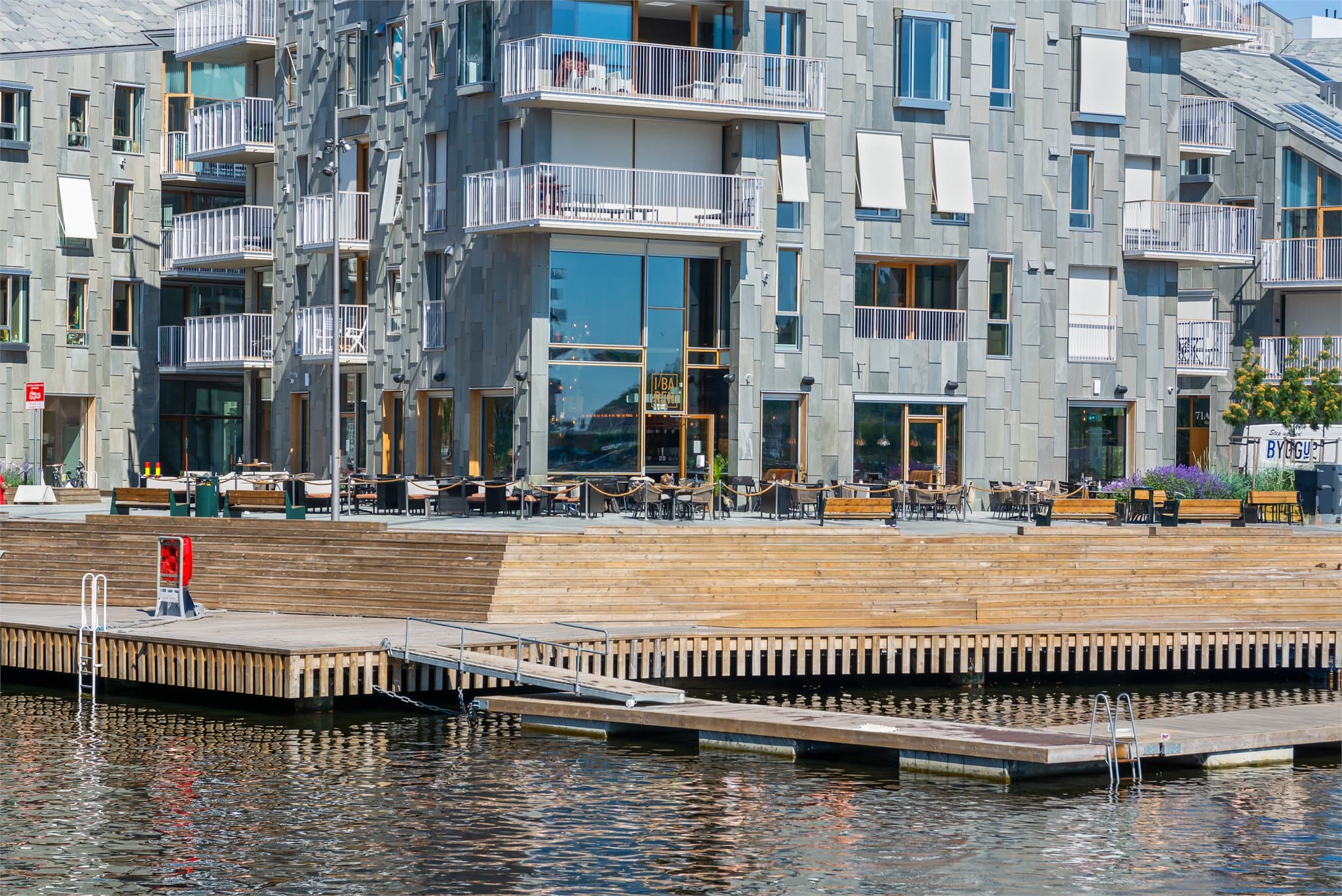 I Bjørvika finner du et spennende utvalg av restauranter, butikker og servicefasiliteter.