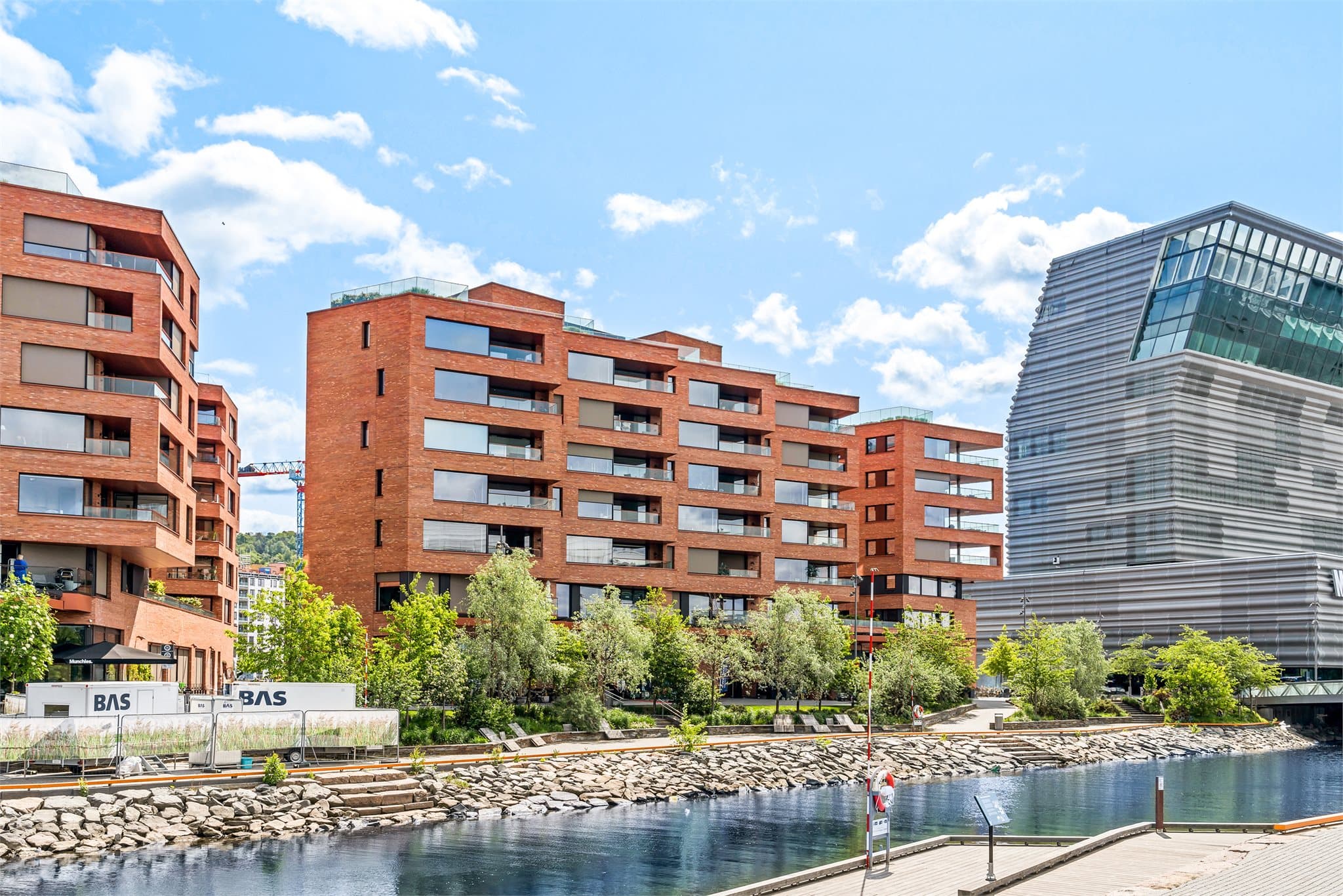 Nærområdet har vært preget av stor utvikling gjennom etableringen av Fjordbyen i Bjørvika. Her knyttes det historiske sentrum sammen med en moderne bydel som stadig vokser og fornyes.