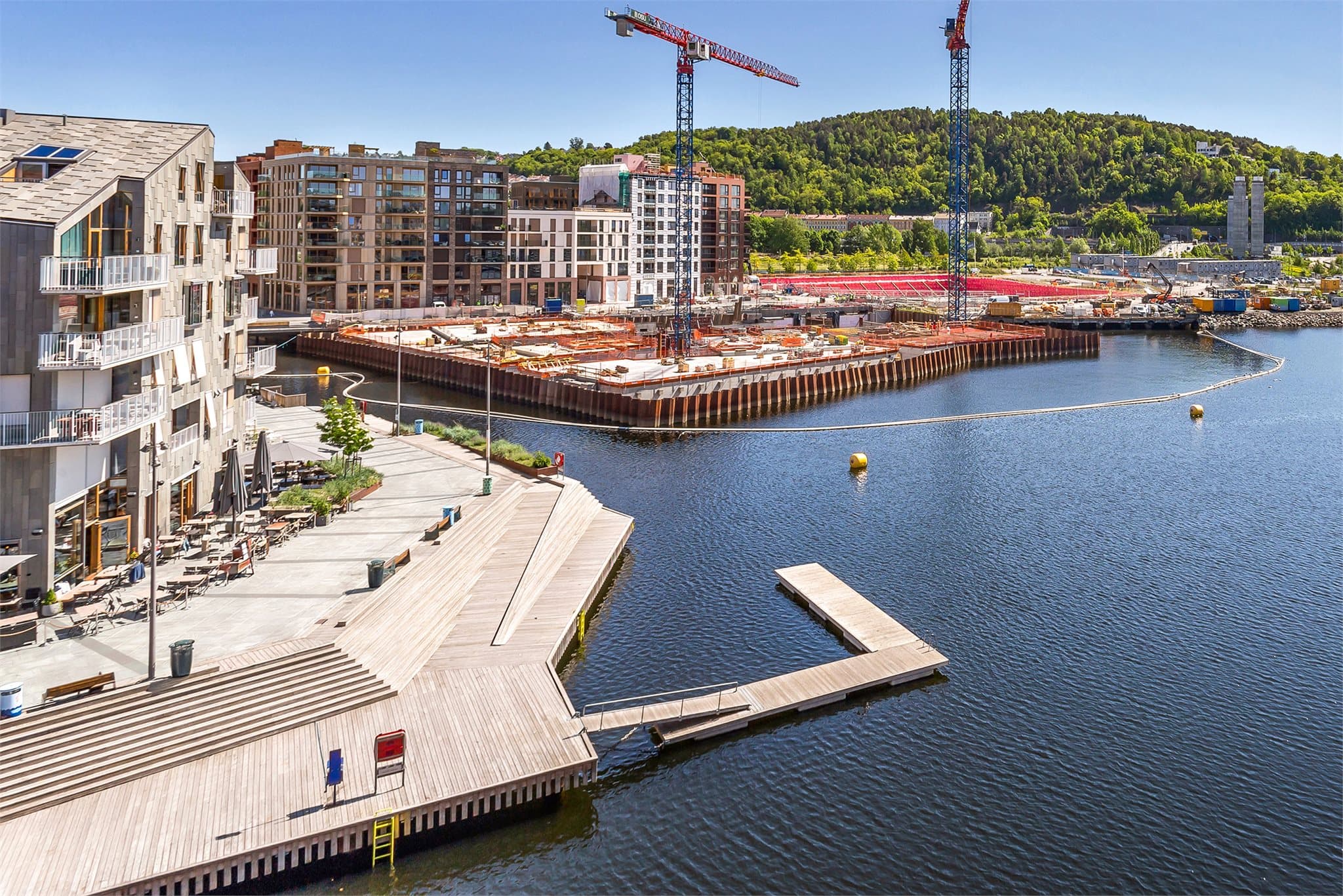 Havnepromenaden strekker seg langs fjorden og er ideell for gå- og sykkelturer.