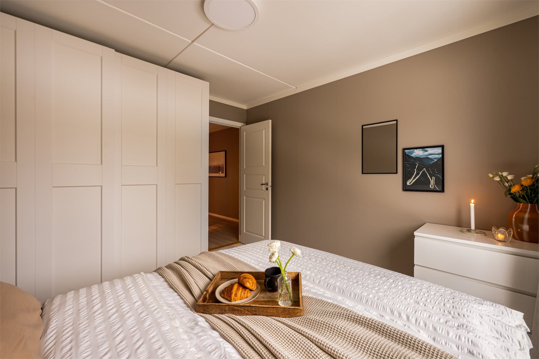 Soverom 1 med god plass til dobbeltseng og nattbord på hver side.