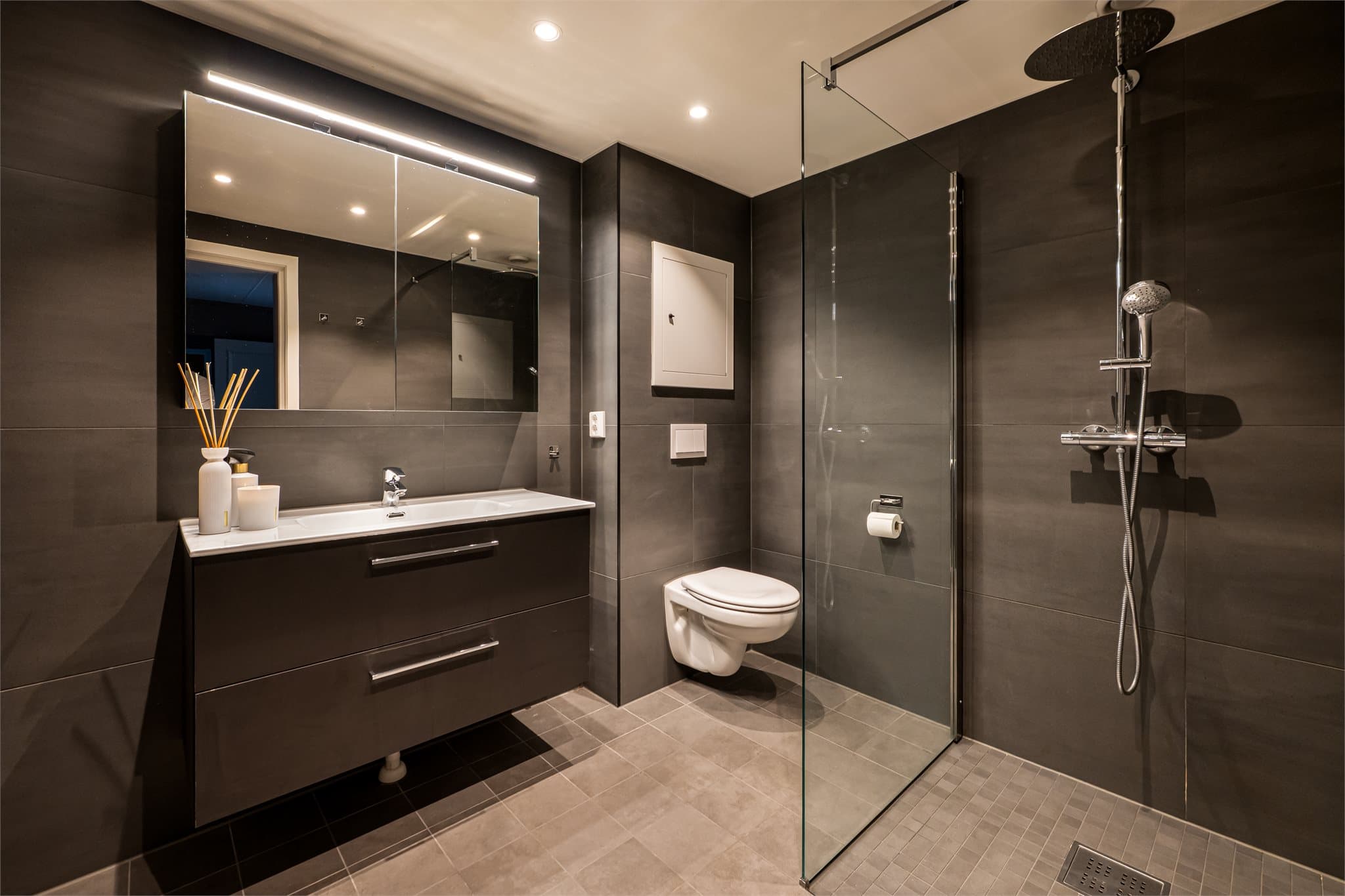 Delikat flislagt baderom, pusset opp i regi av borettslaget i 2021/2022.