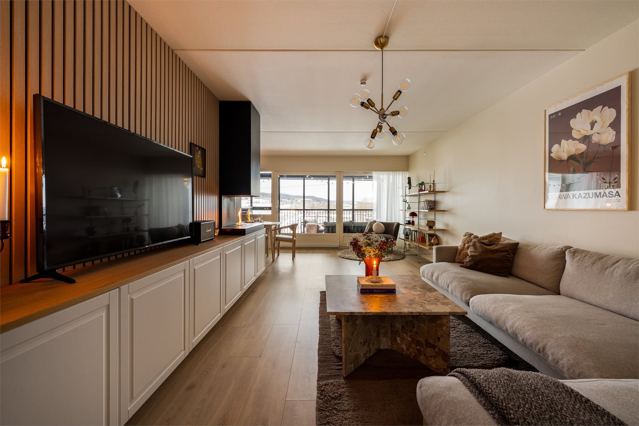 De store vindusflatene slipper godt med lys inn i rommet.